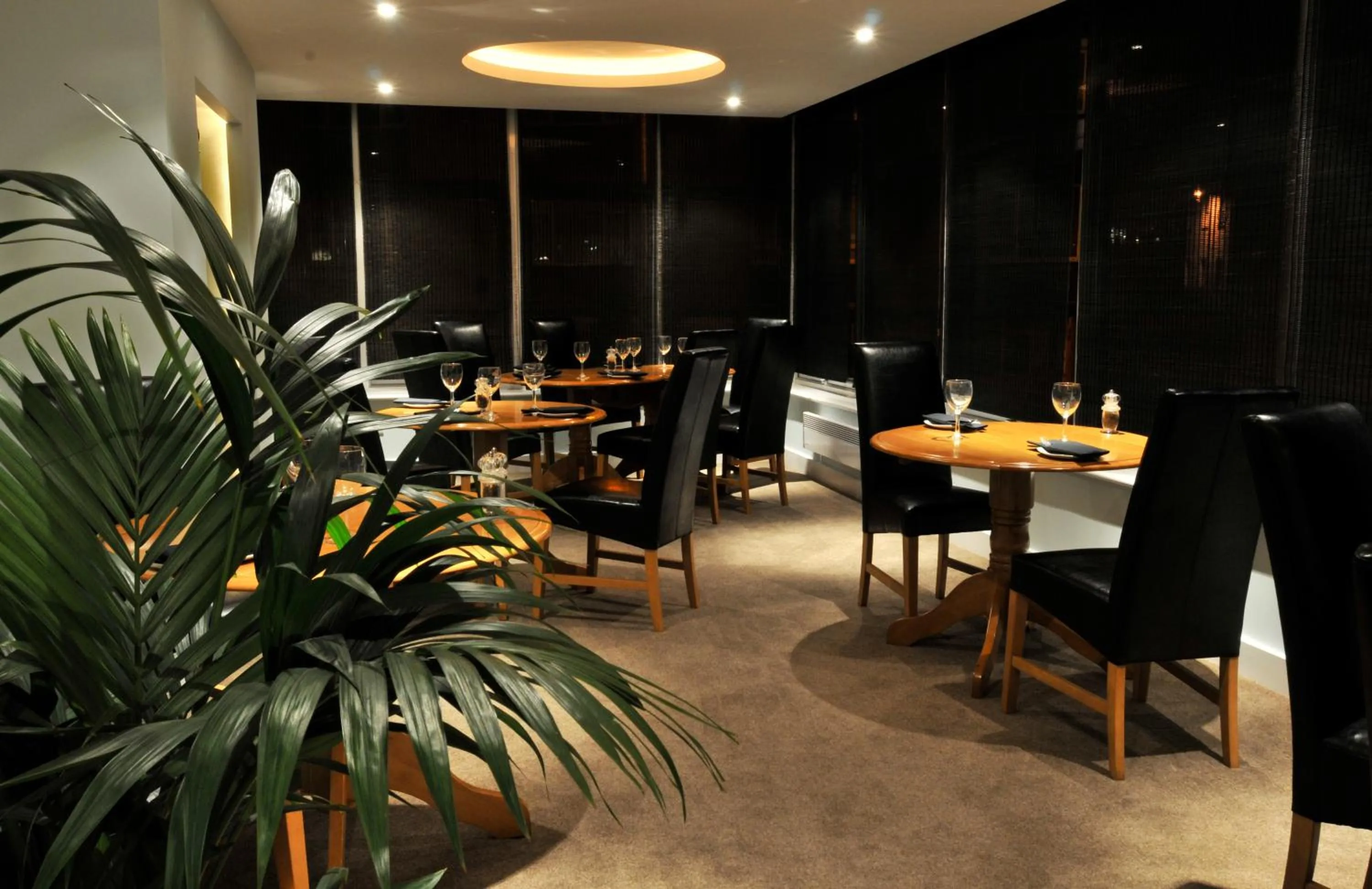 Restaurant/places to eat in Westberry Hotel