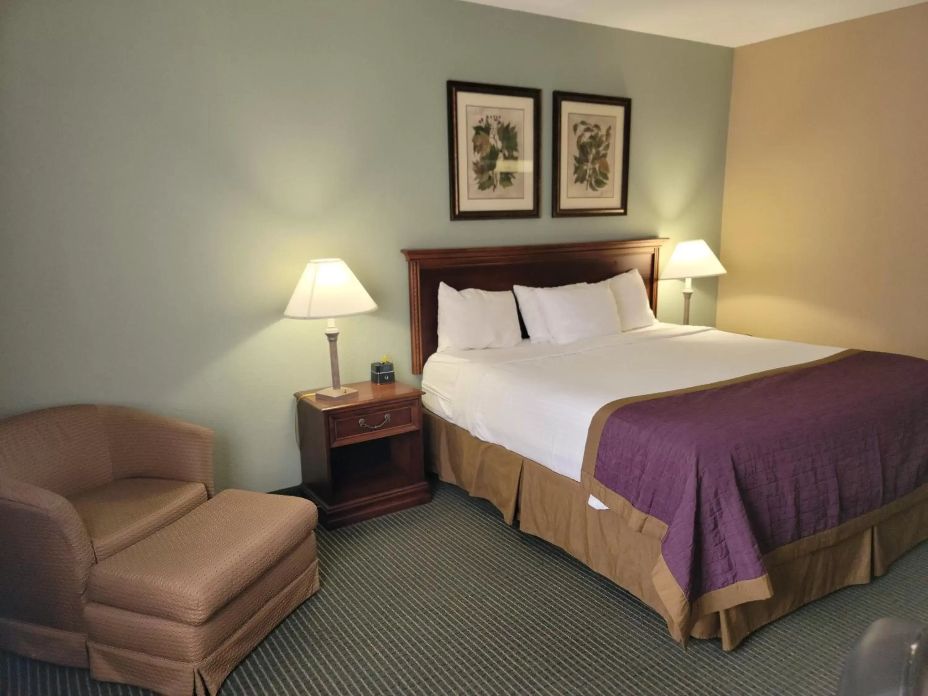 Bedroom, Bed in Bay Mountain Inn Cherokee Smoky Mountains