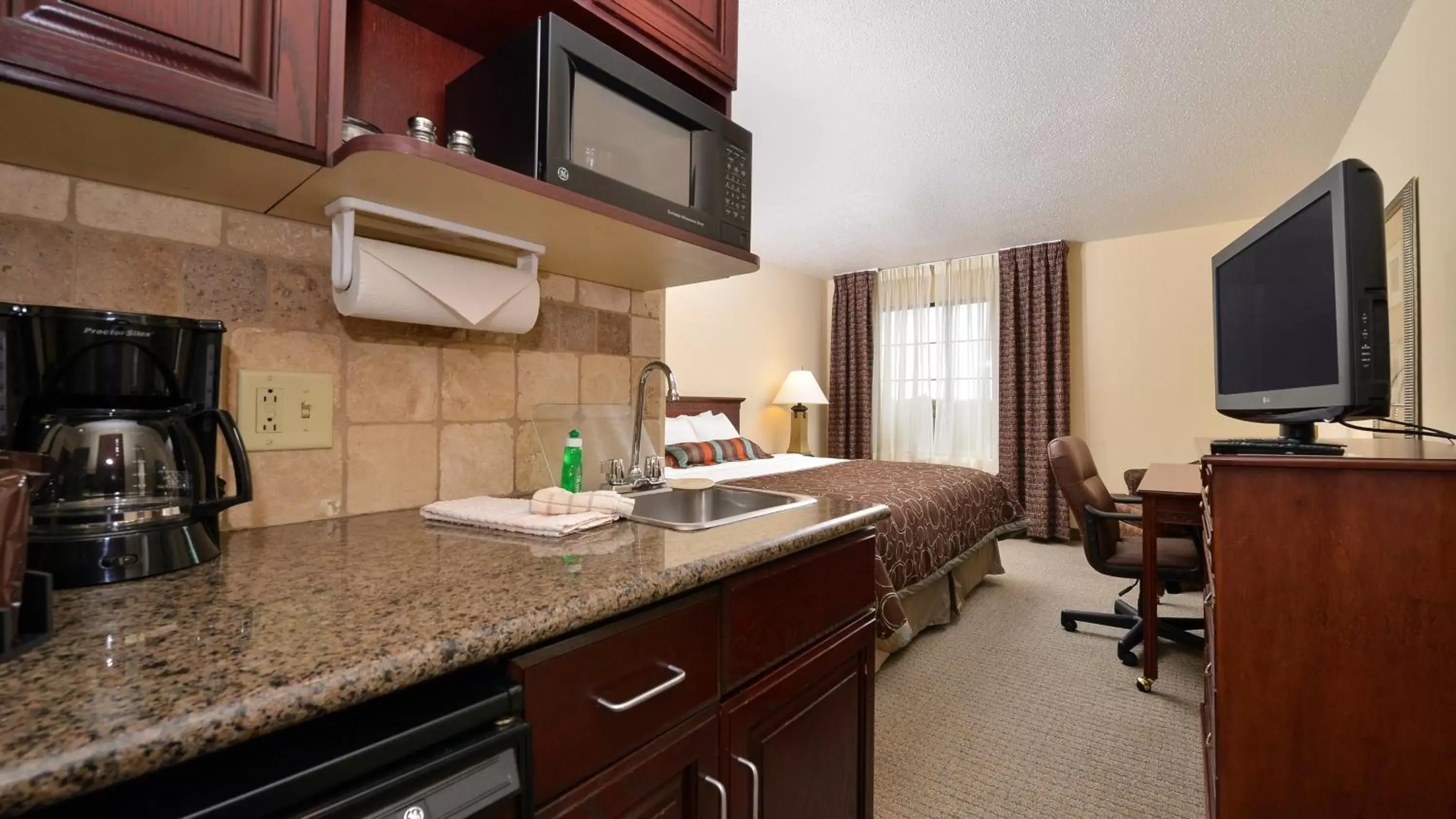 Photo of the whole room, Kitchen/Kitchenette in Staybridge Suites West Des Moines, an IHG Hotel