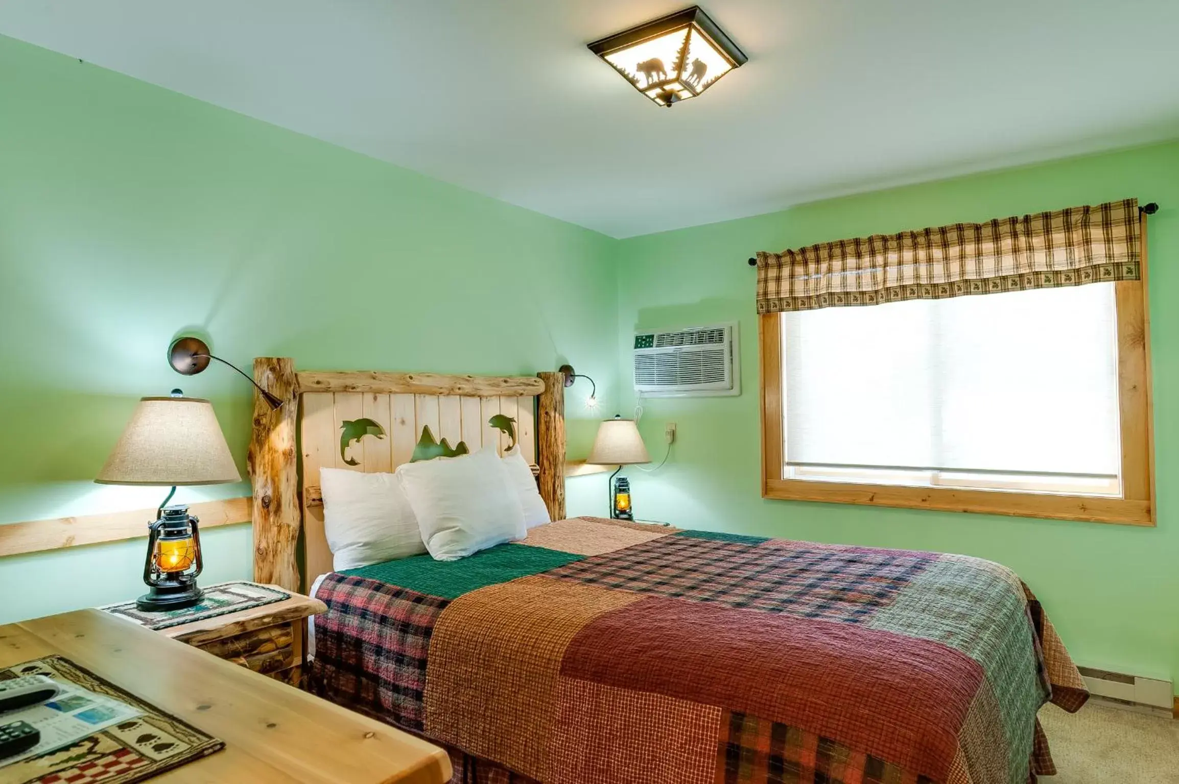 Bedroom, Bed in Cobble Mountain Lodge