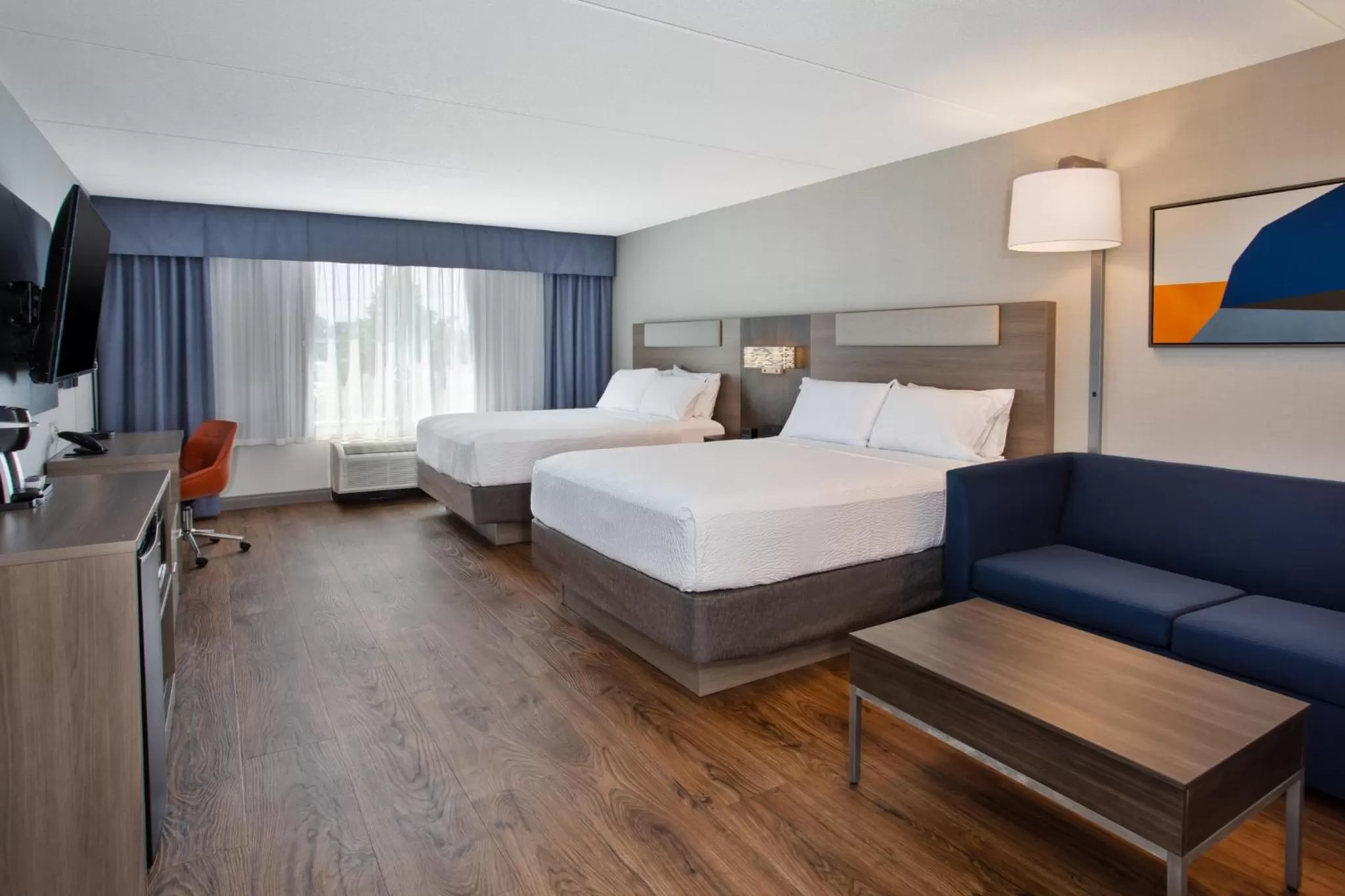 Photo of the whole room, Bed in Holiday Inn Express Kingston Central by IHG