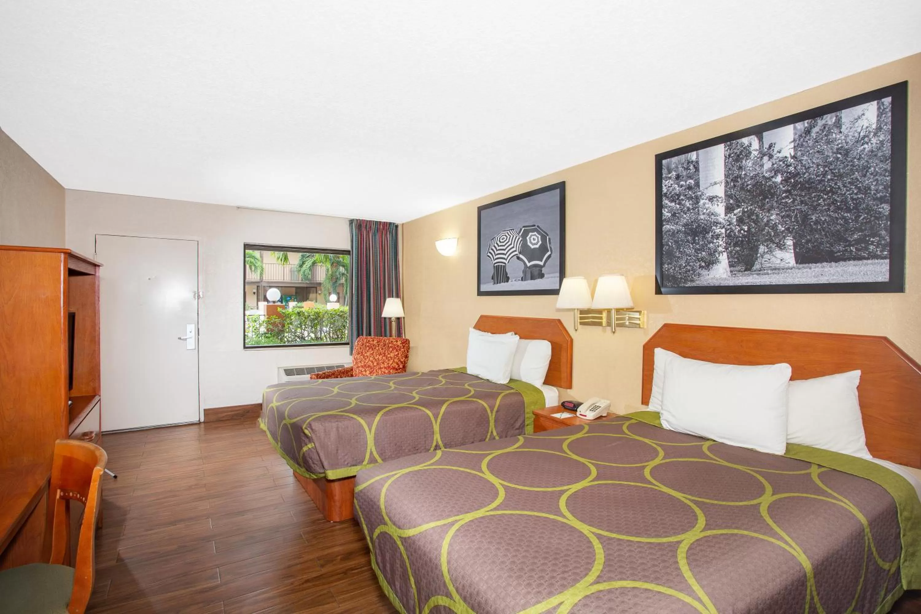 Living room, Bed in Super 8 by Wyndham North Palm Beach