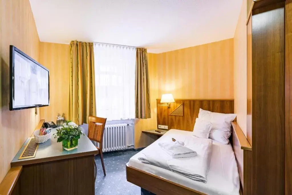 Photo of the whole room, Bed in Hotel Wartburg Photo of the whole room, Bed in Hotel Wartburg