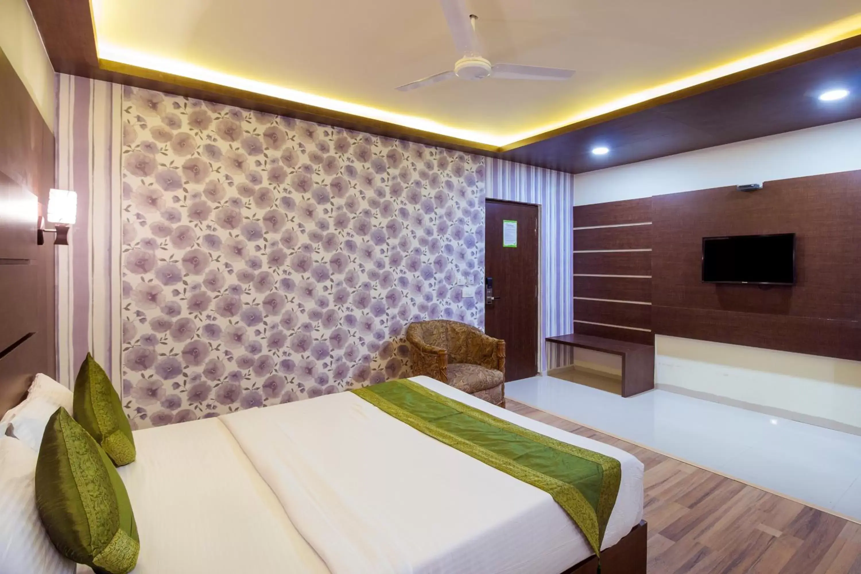 Bedroom, Bed in Itsy By Treebo - Arastu Inn