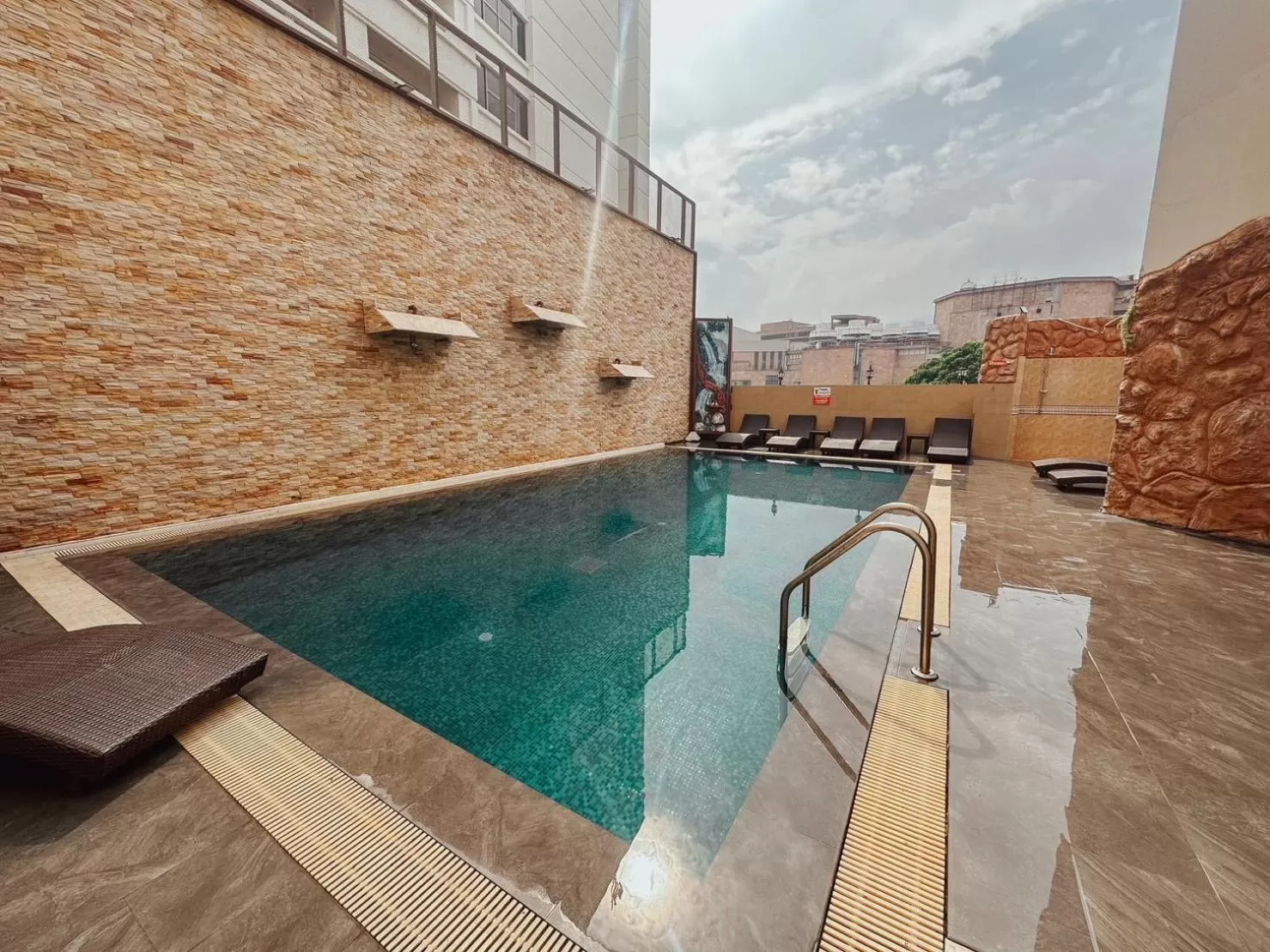 Swimming pool in Hotel De Khuvieng