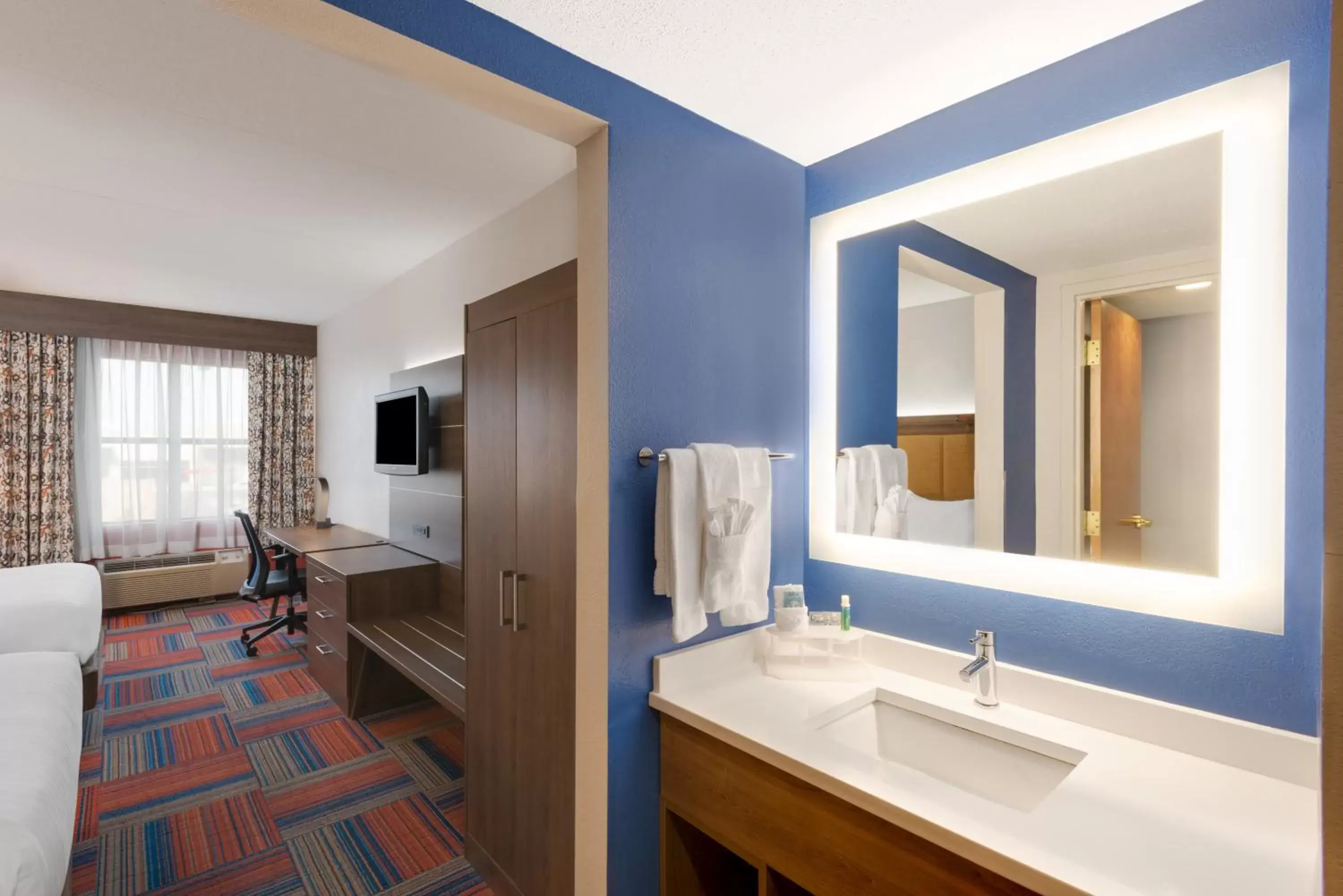 Photo of the whole room, Bathroom in Holiday Inn Express Cambridge, an IHG Hotel
