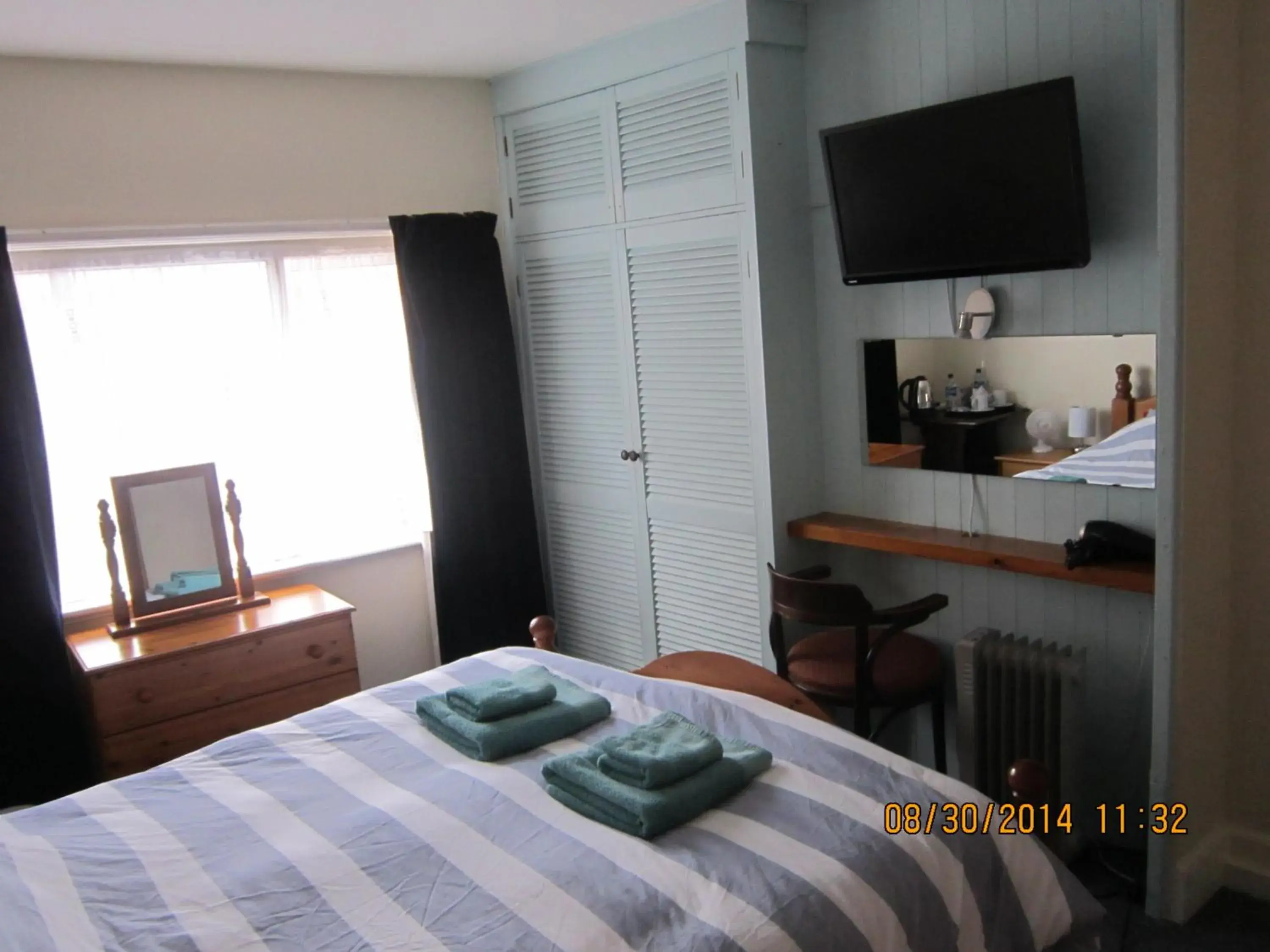 Bedroom, TV/Entertainment Center in Queen Mary Inn