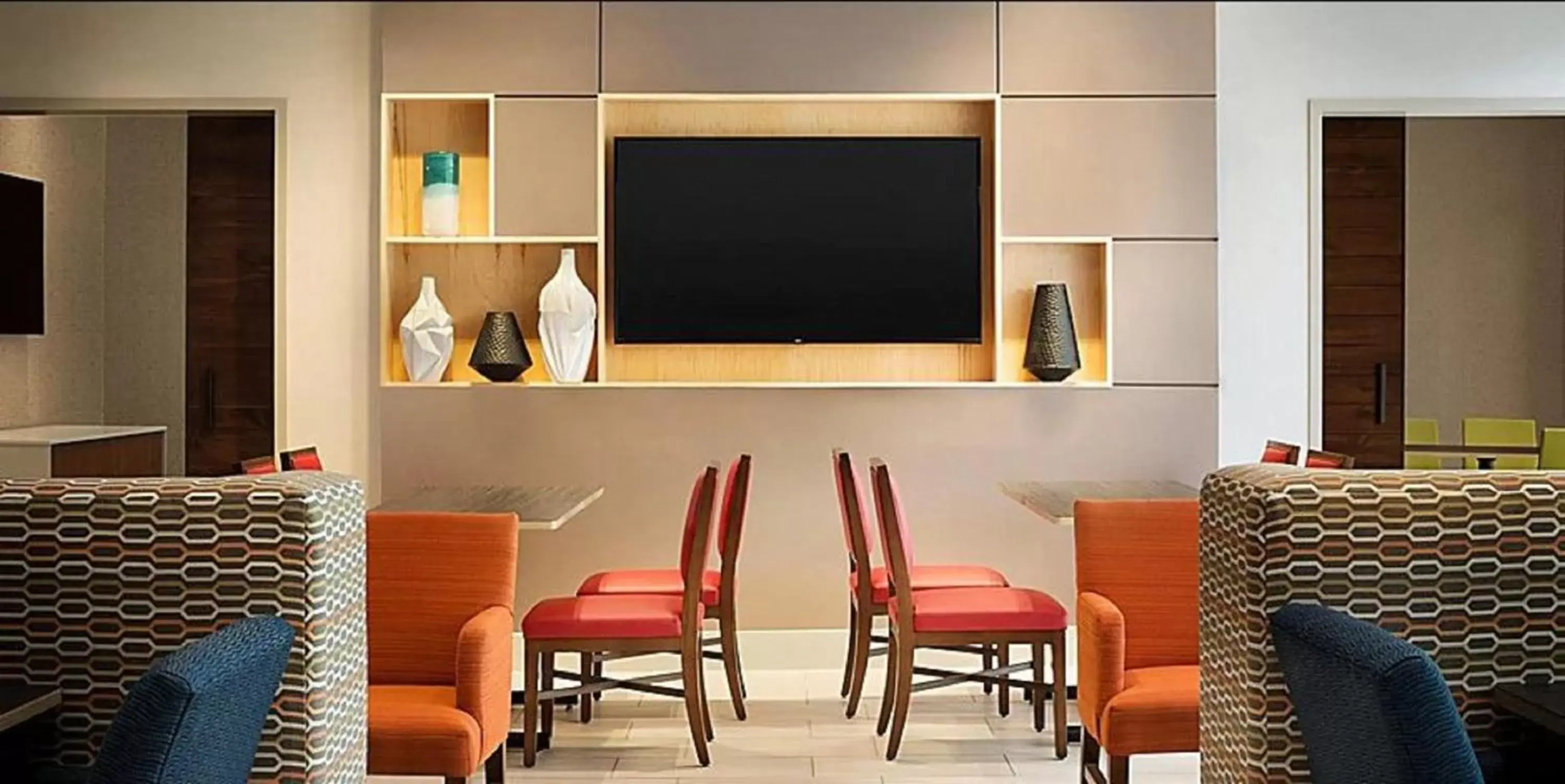 Lounge or bar in Holiday Inn Express & Suites - Savannah W - Chatham Parkway by IHG Lounge or bar in Holiday Inn Express & Suites - Savannah W - Chatham Parkway by IHG