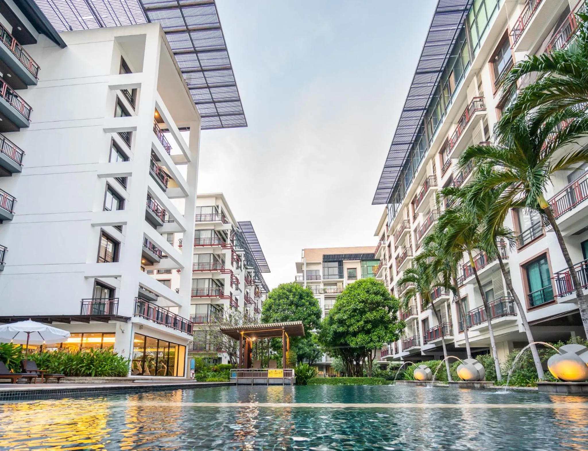 Swimming pool in Amanta Hotel & Residence Ratchada