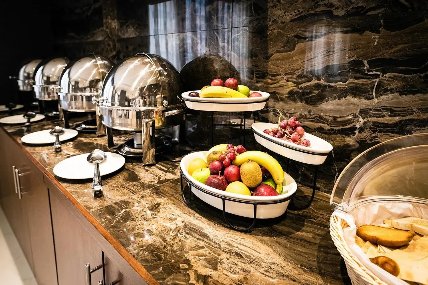 Restaurant/places to eat in Emirates Plaza Hotel Restaurant/places to eat in Emirates Plaza Hotel