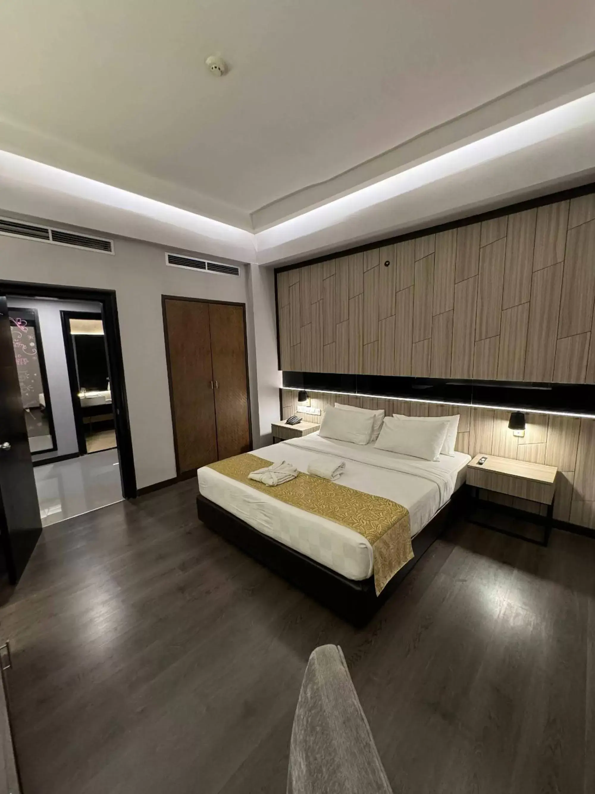 Photo of the whole room, Bed in Grand Jatra Hotel Pekanbaru