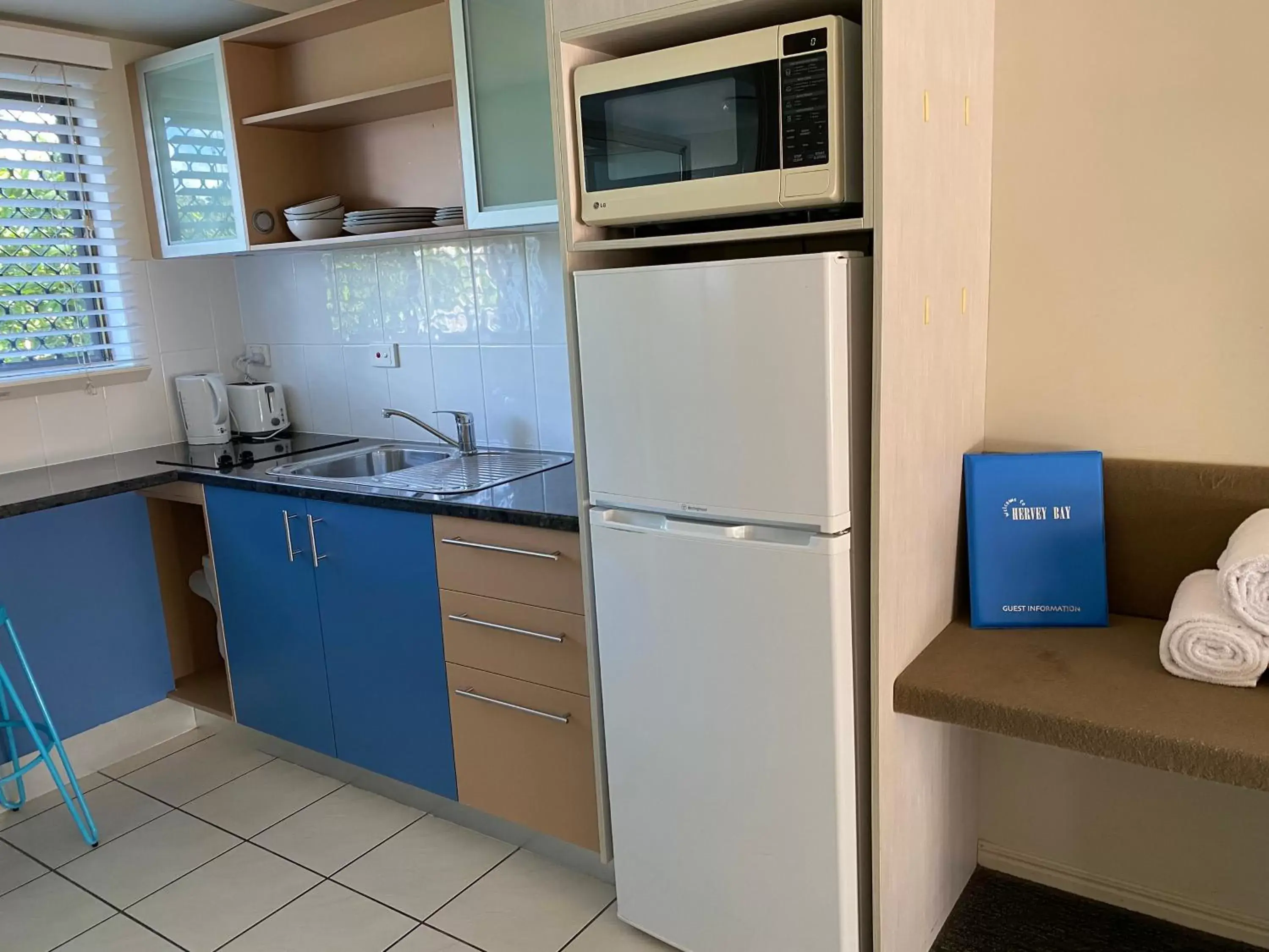 Kitchen or kitchenette, Kitchen/Kitchenette in Hervey Bay Motel