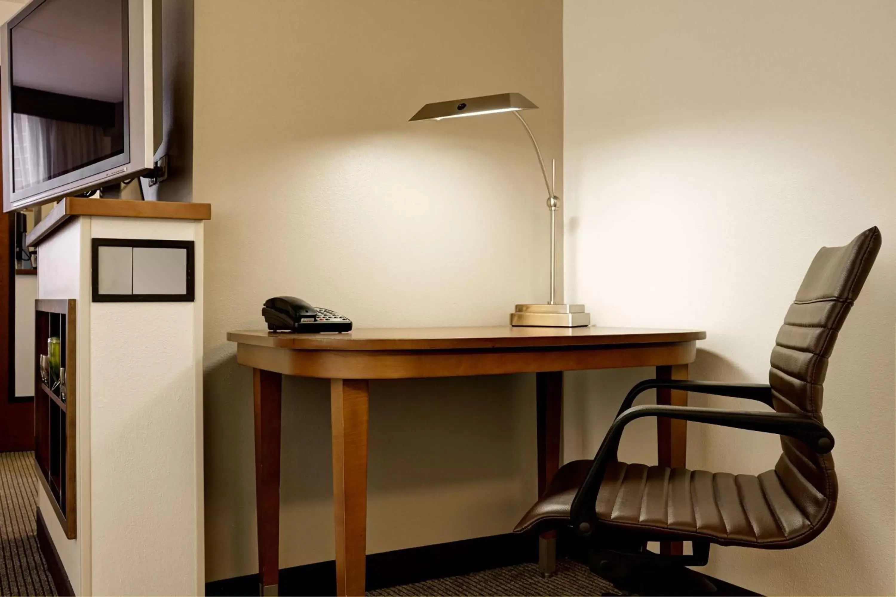 Photo of the whole room, TV/Entertainment Center in Hyatt Place Chantilly Dulles Airport South