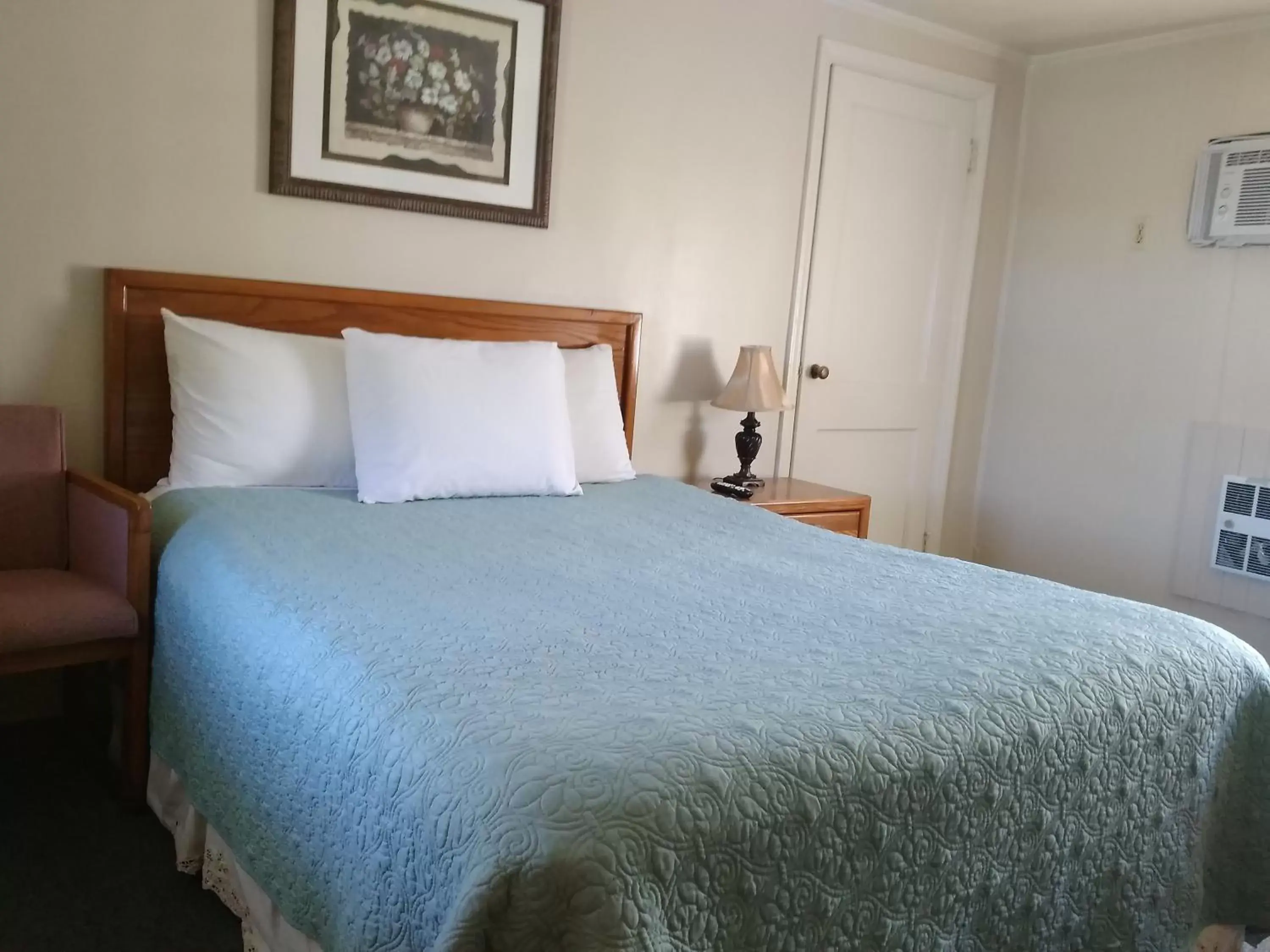 Bedroom, Bed in Clarketon Motel - Maggie Valley