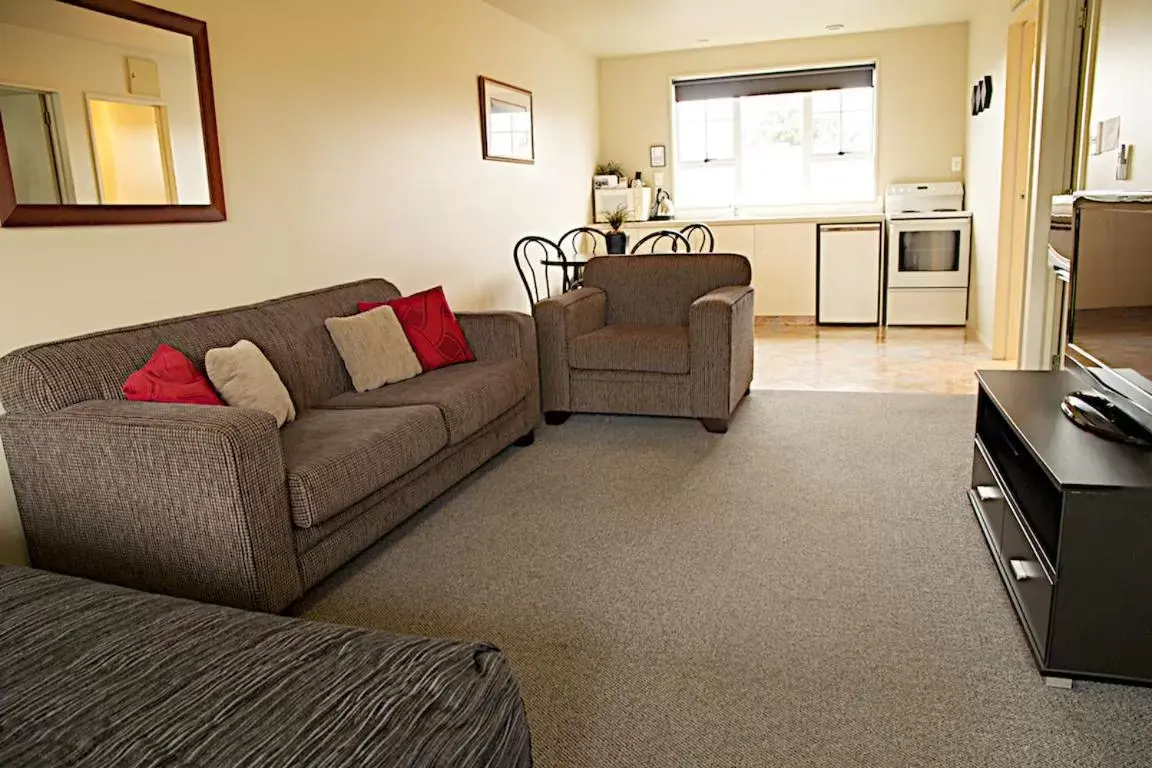 Day, Seating Area in Fitzherbert Court Motel