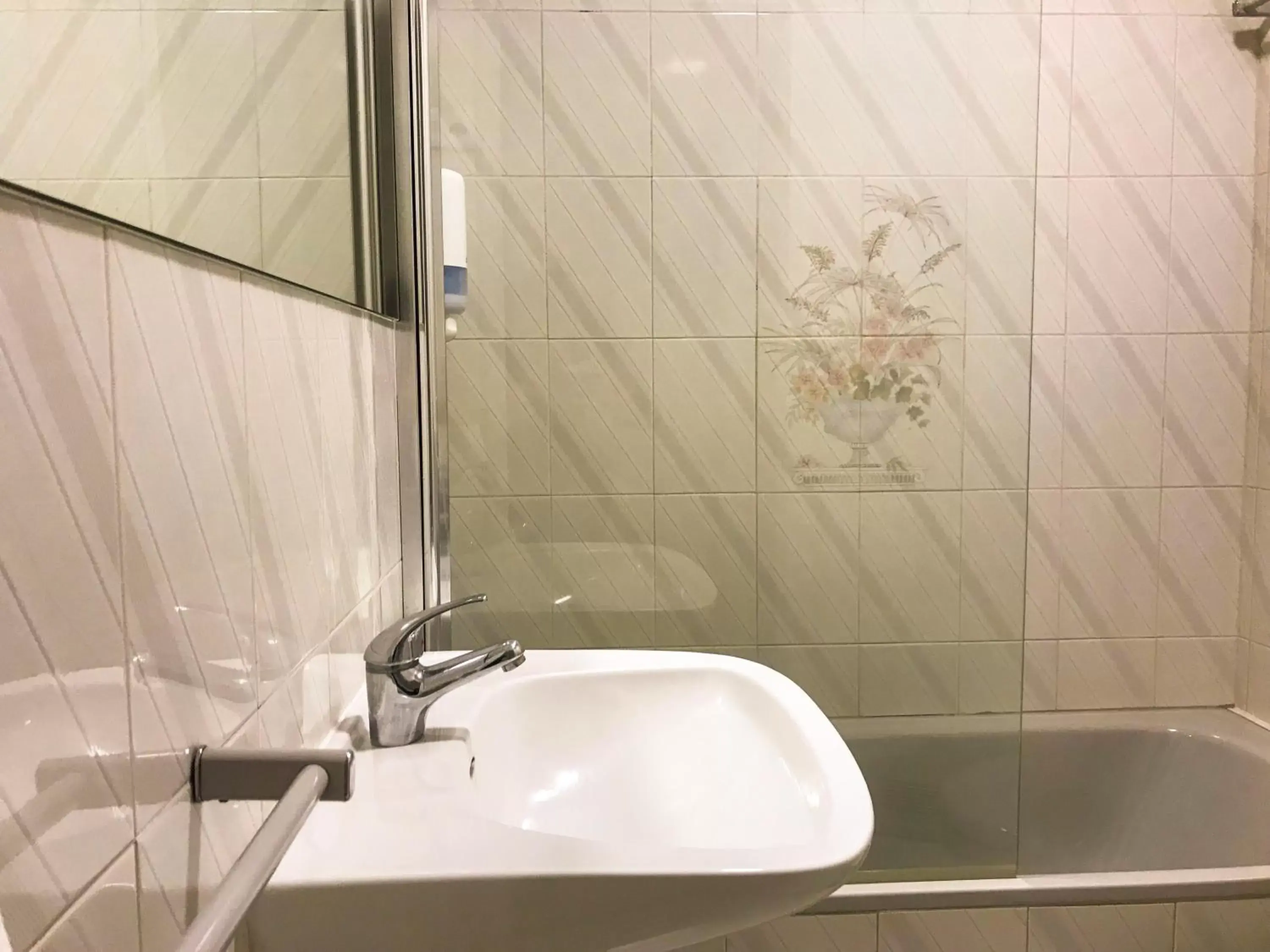 Shower, Bathroom in Hotel Vila