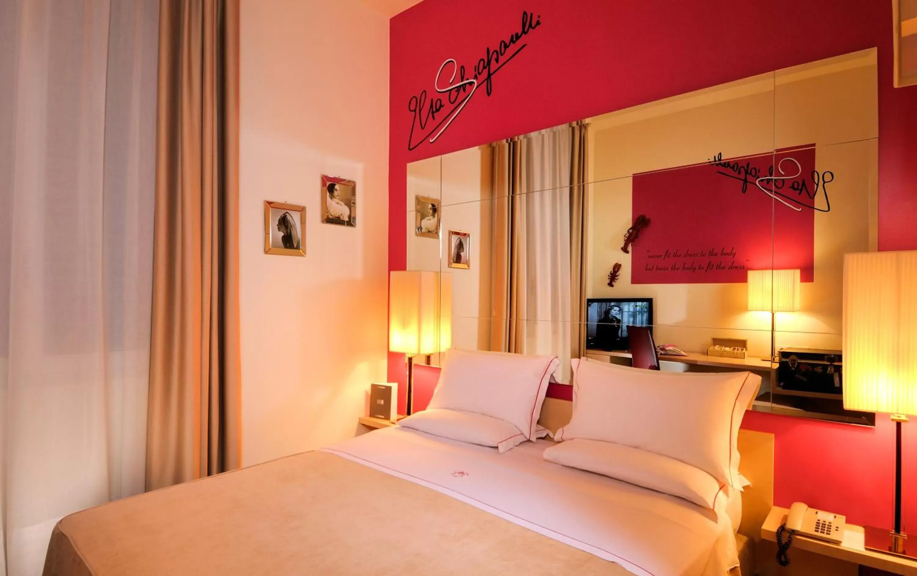 Bedroom, Bed in PHI HOTEL BOLOGNA "Al Cappello Rosso"