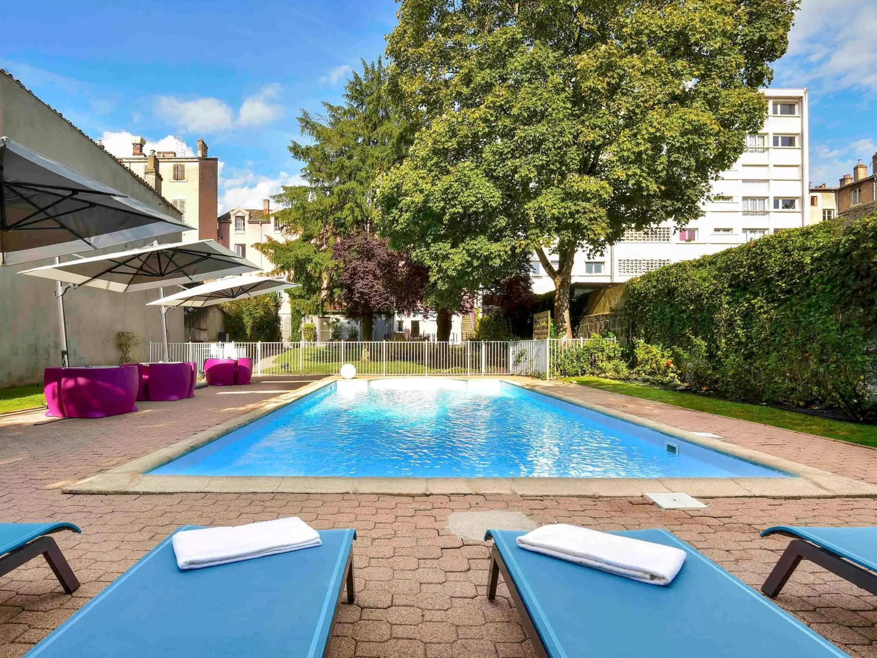 Patio, Swimming Pool in ibis Styles Macon Centre