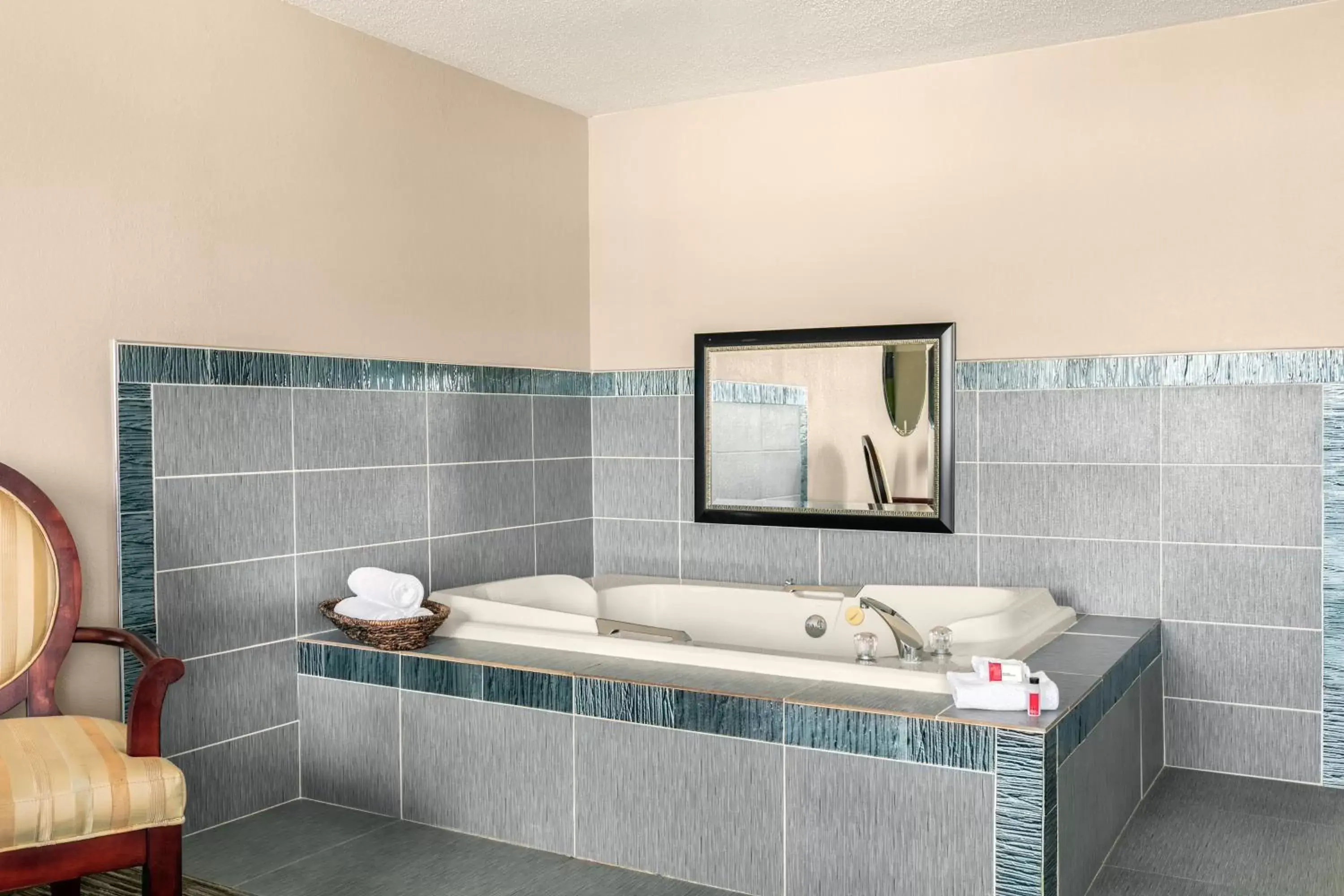 Hot Tub, Bathroom in Super 8 by Wyndham Hanover