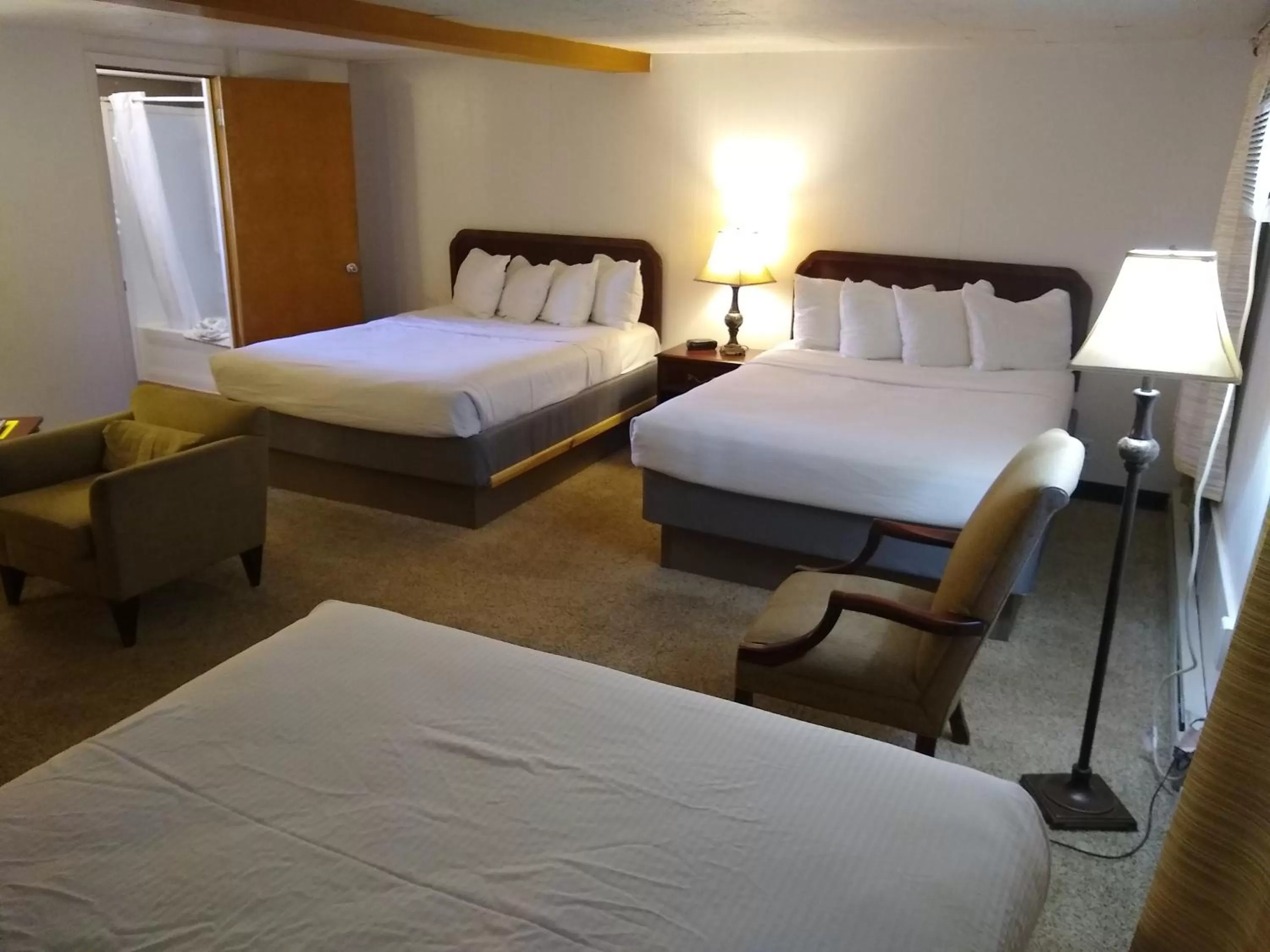 Photo of the whole room, Bed in Townhouse Motel