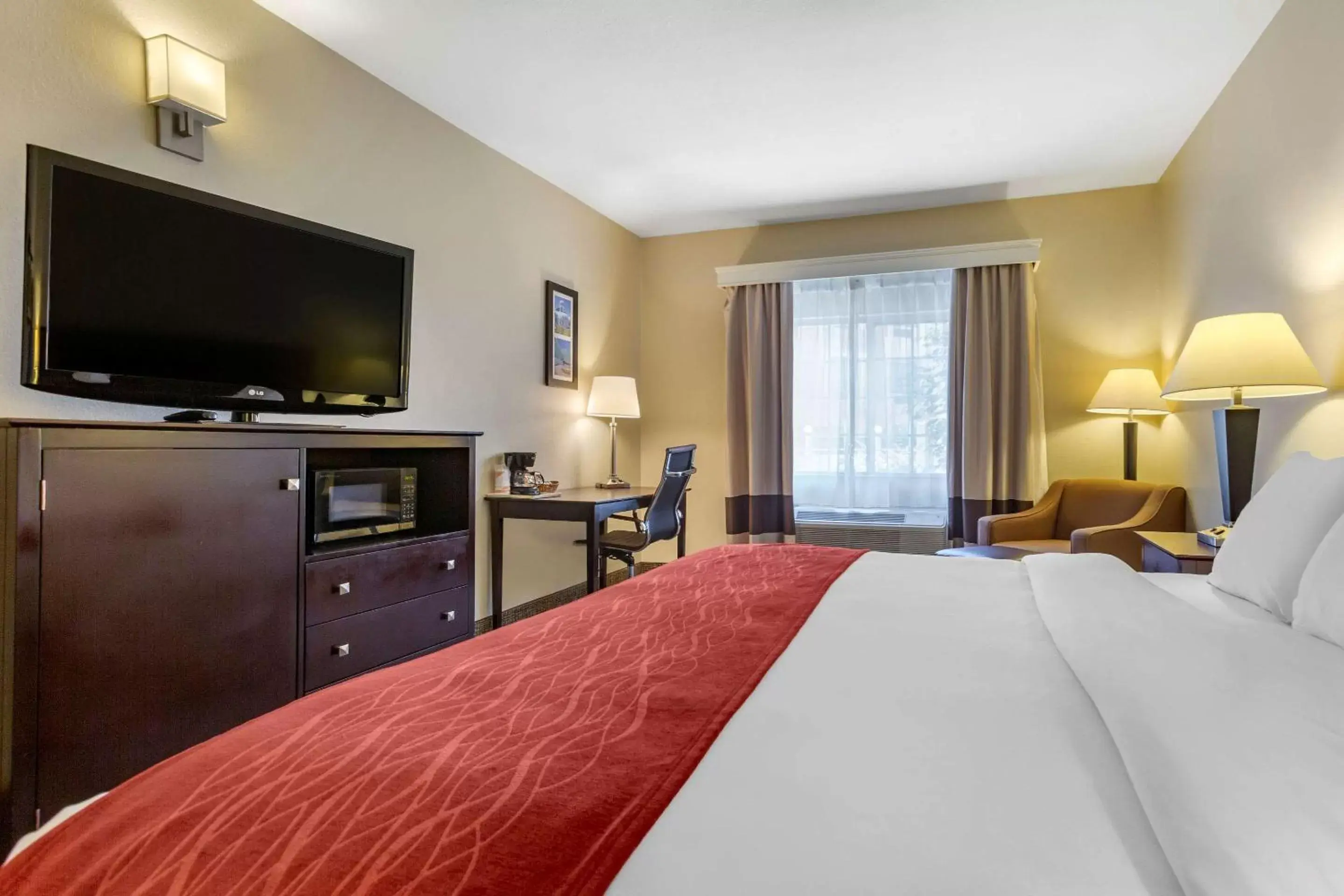 Photo of the whole room, TV/Entertainment Center in Comfort Inn & Suites North Tucson Marana