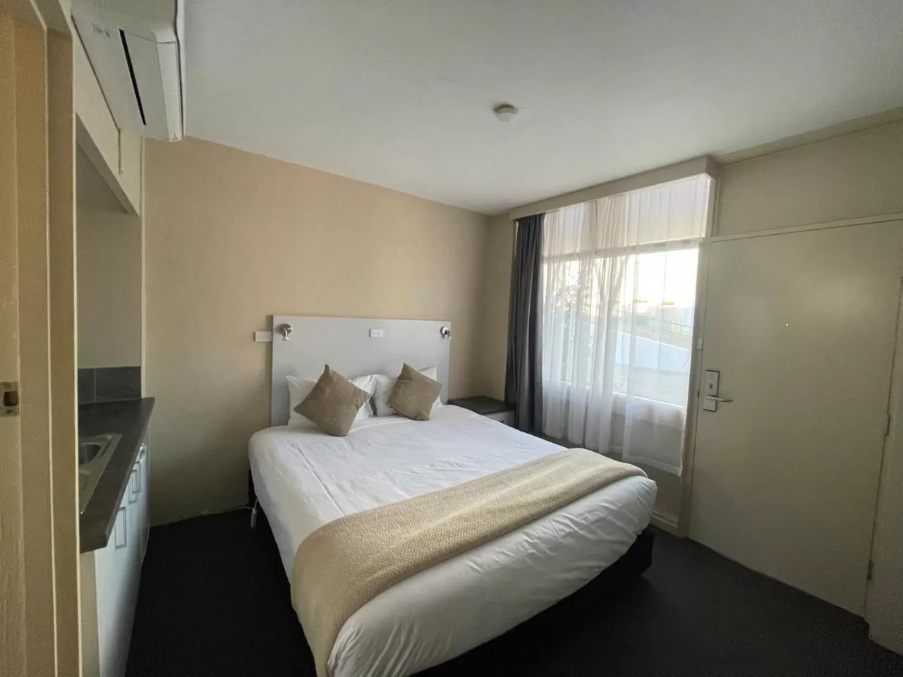 Bed in Astor Hotel Motel