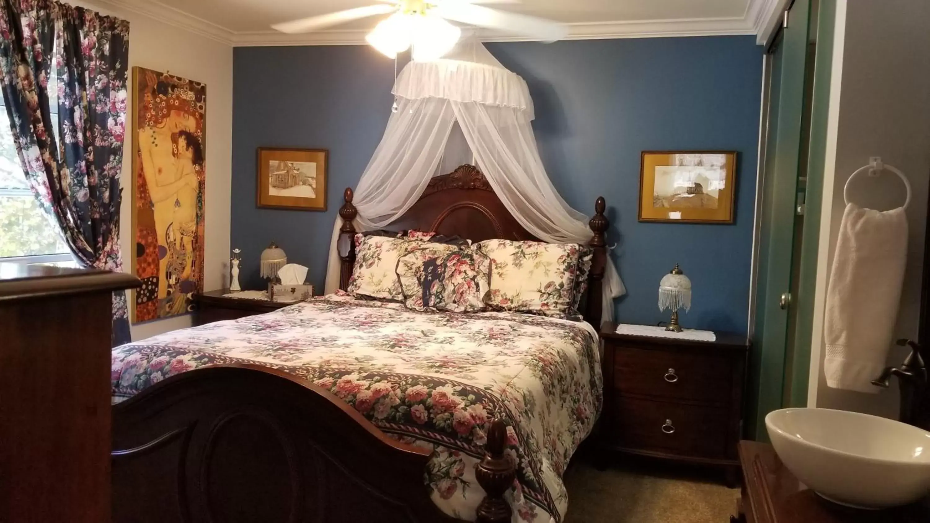 Photo of the whole room, Bed in Bondy House Bed & Breakfast