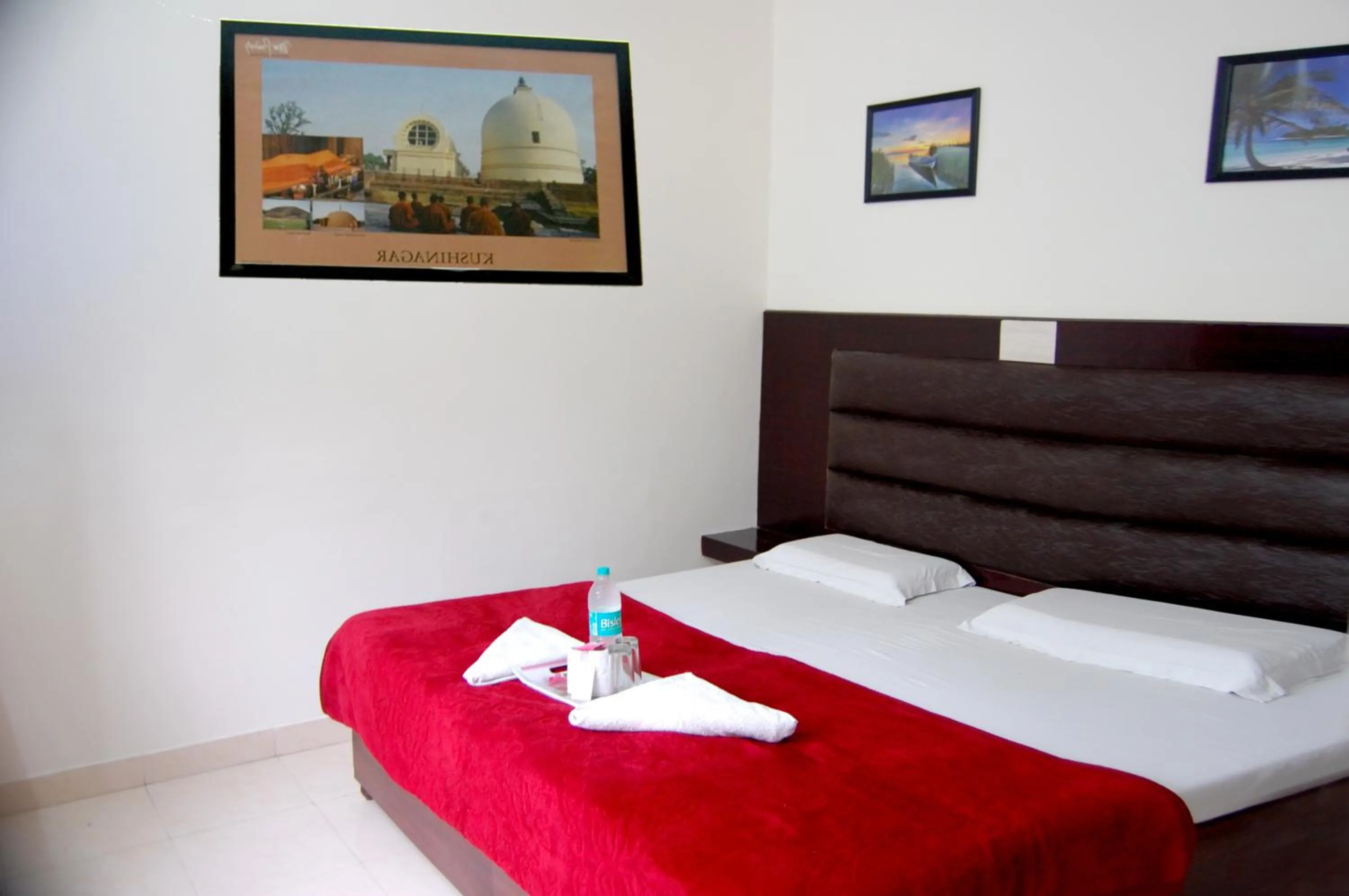 Bed in Hotel Sidhartha Walking Distance From TajMahal