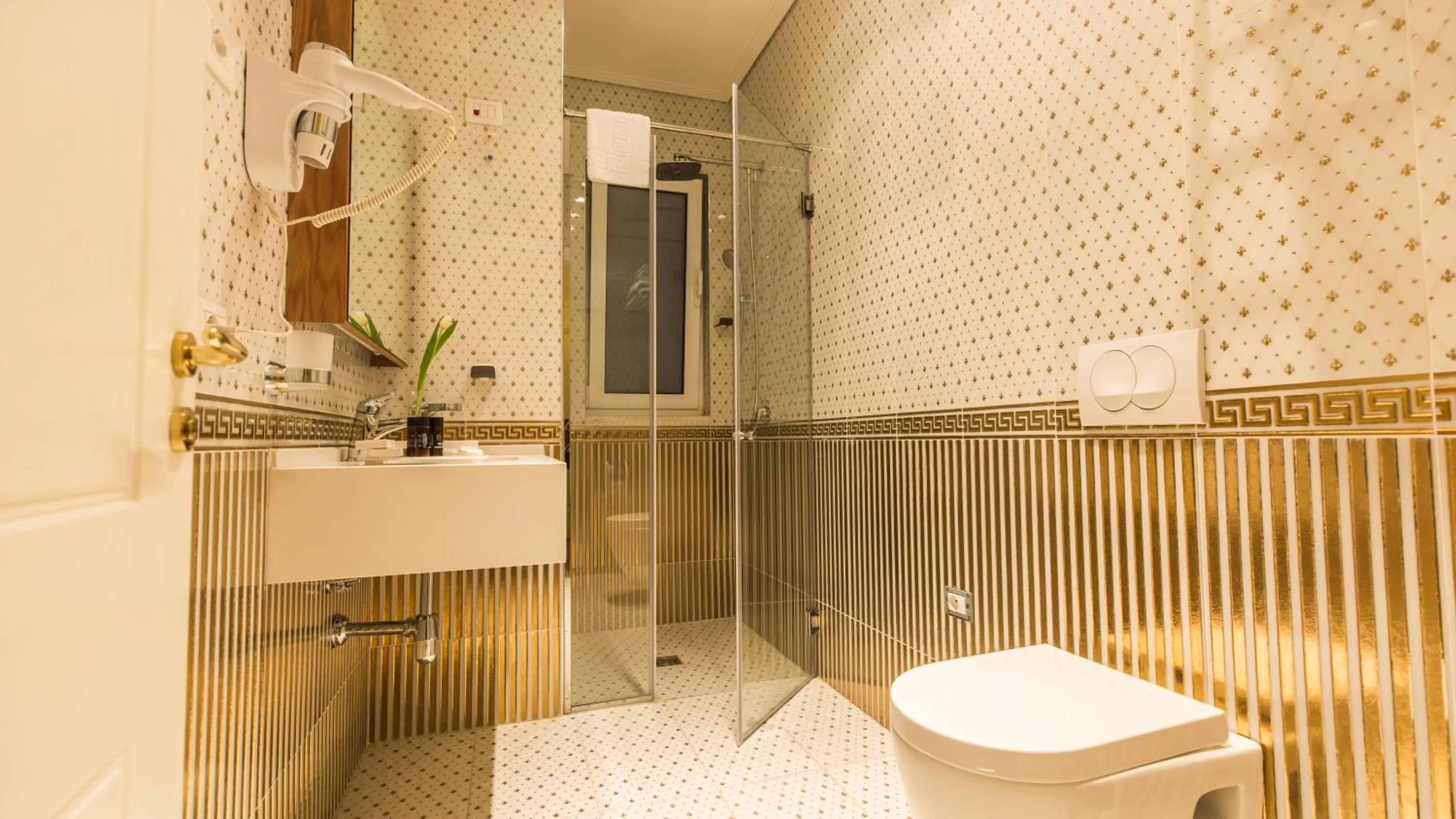 Shower in Royal Hill Hotel