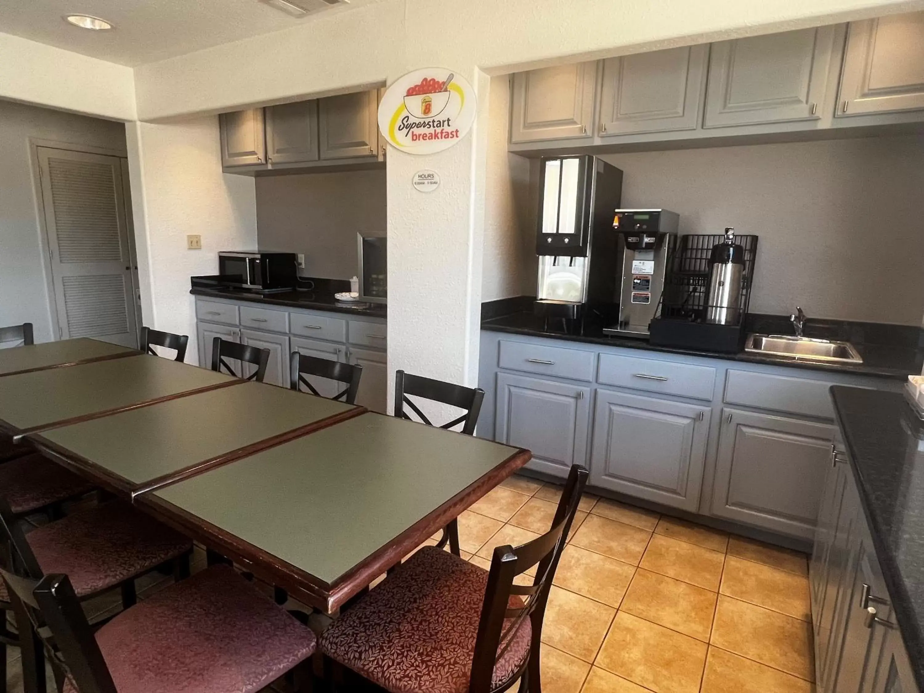 Breakfast, Kitchen/Kitchenette in Super 8 by Wyndham Baytown I-10