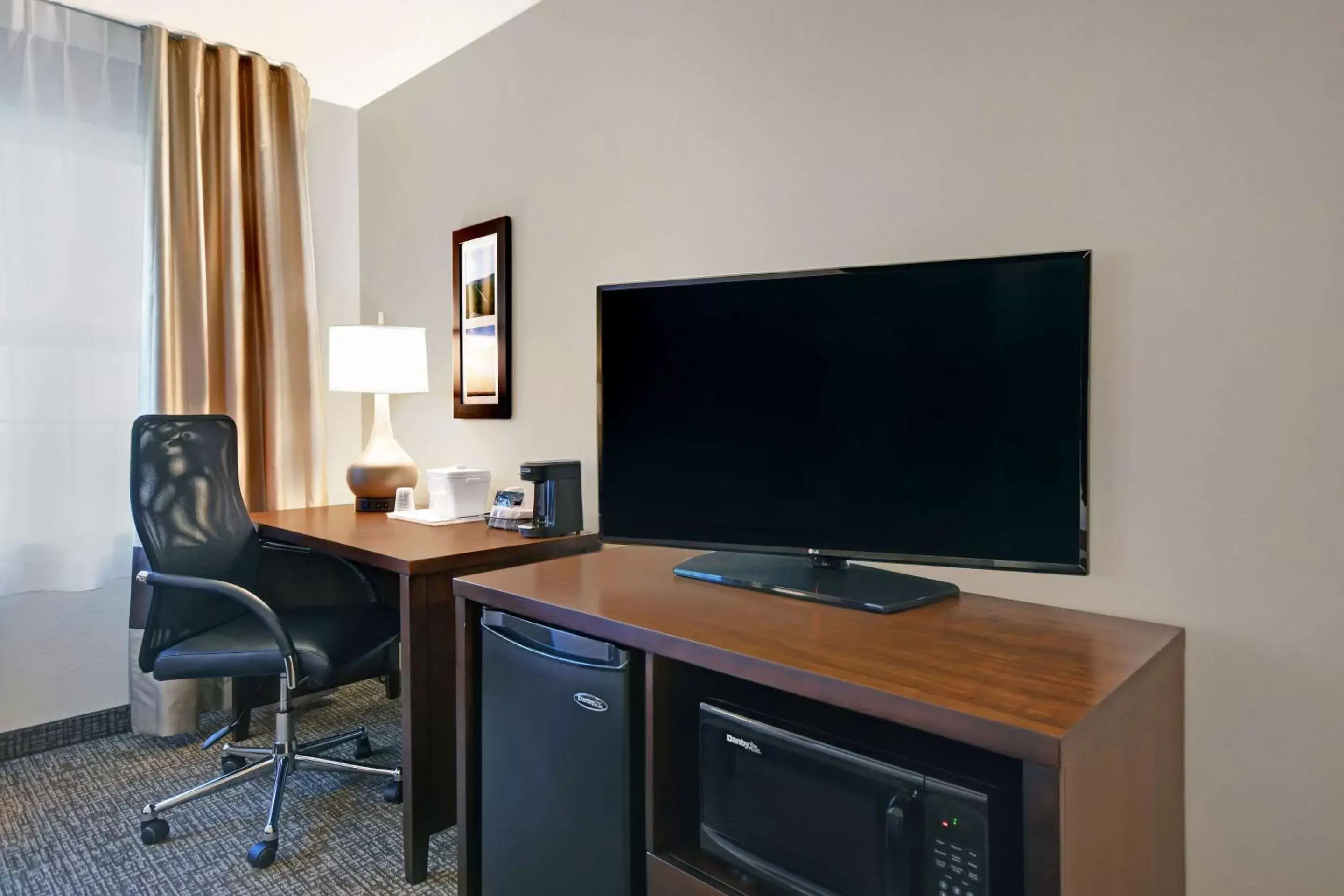 Bedroom, TV/Entertainment Center in Comfort Inn & Suites Wilton