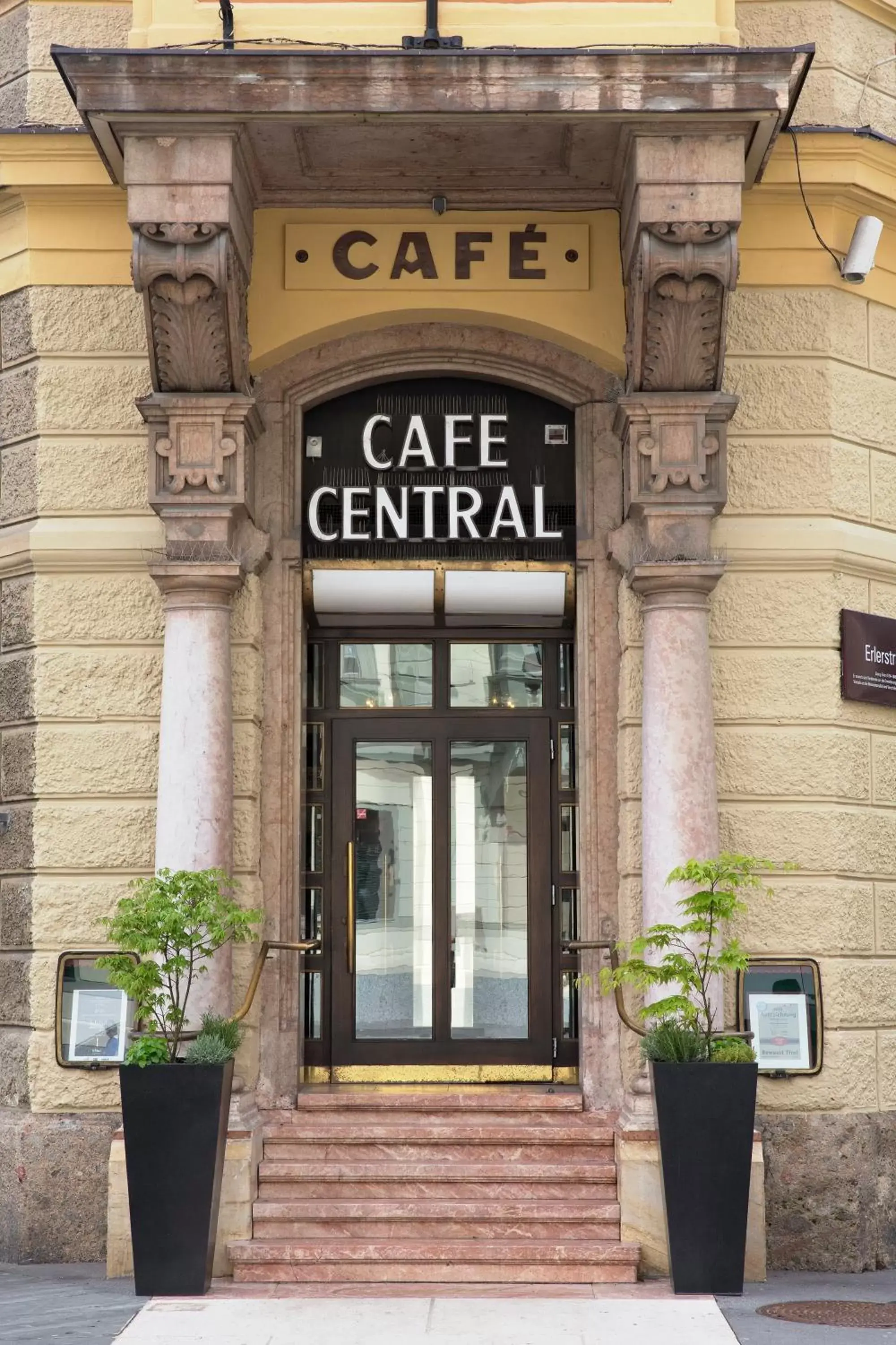 Facade/entrance in Hotel Central Facade/entrance in Hotel Central
