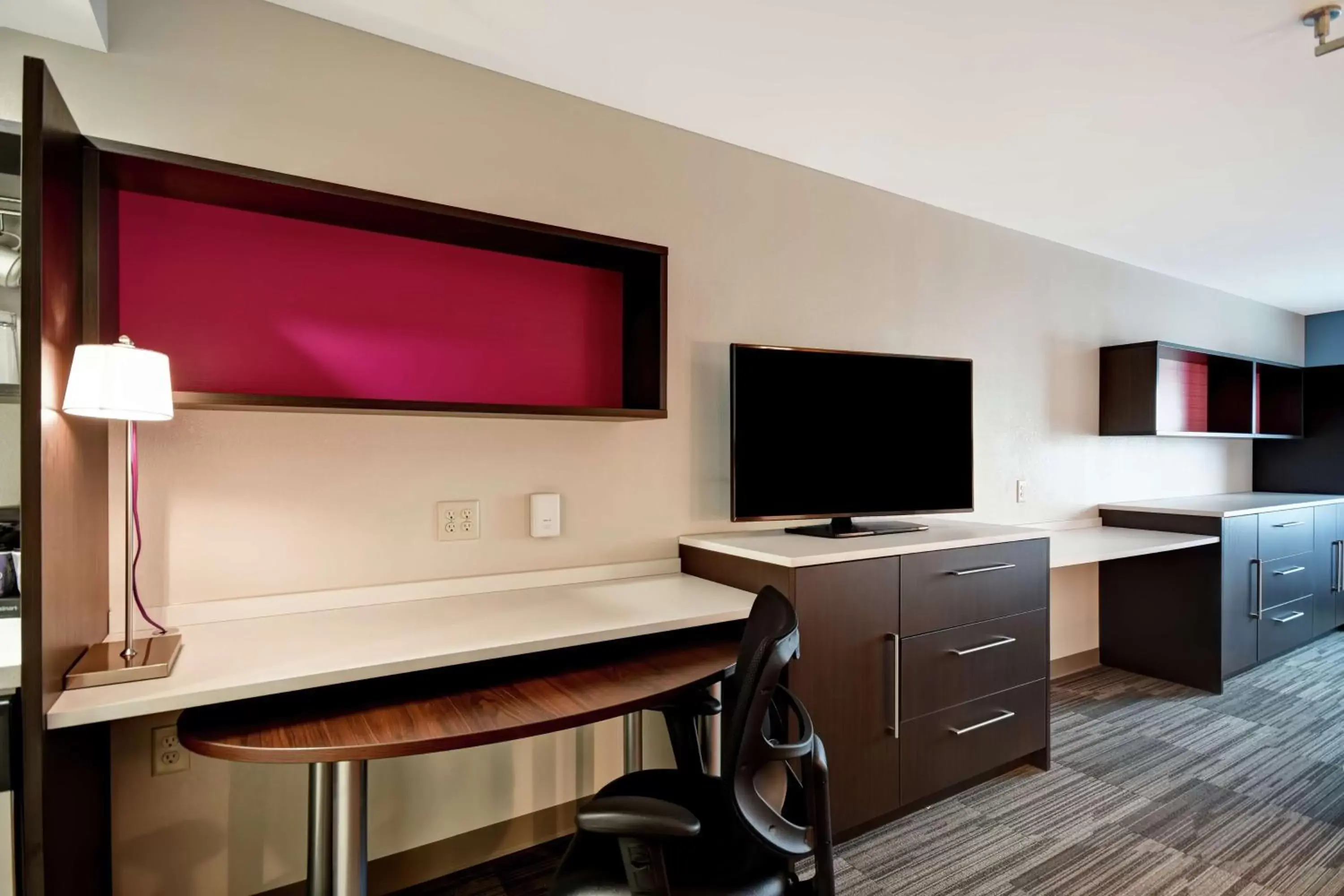 Bedroom, TV/Entertainment Center in Home2 Suites By Hilton Walpole Foxborough