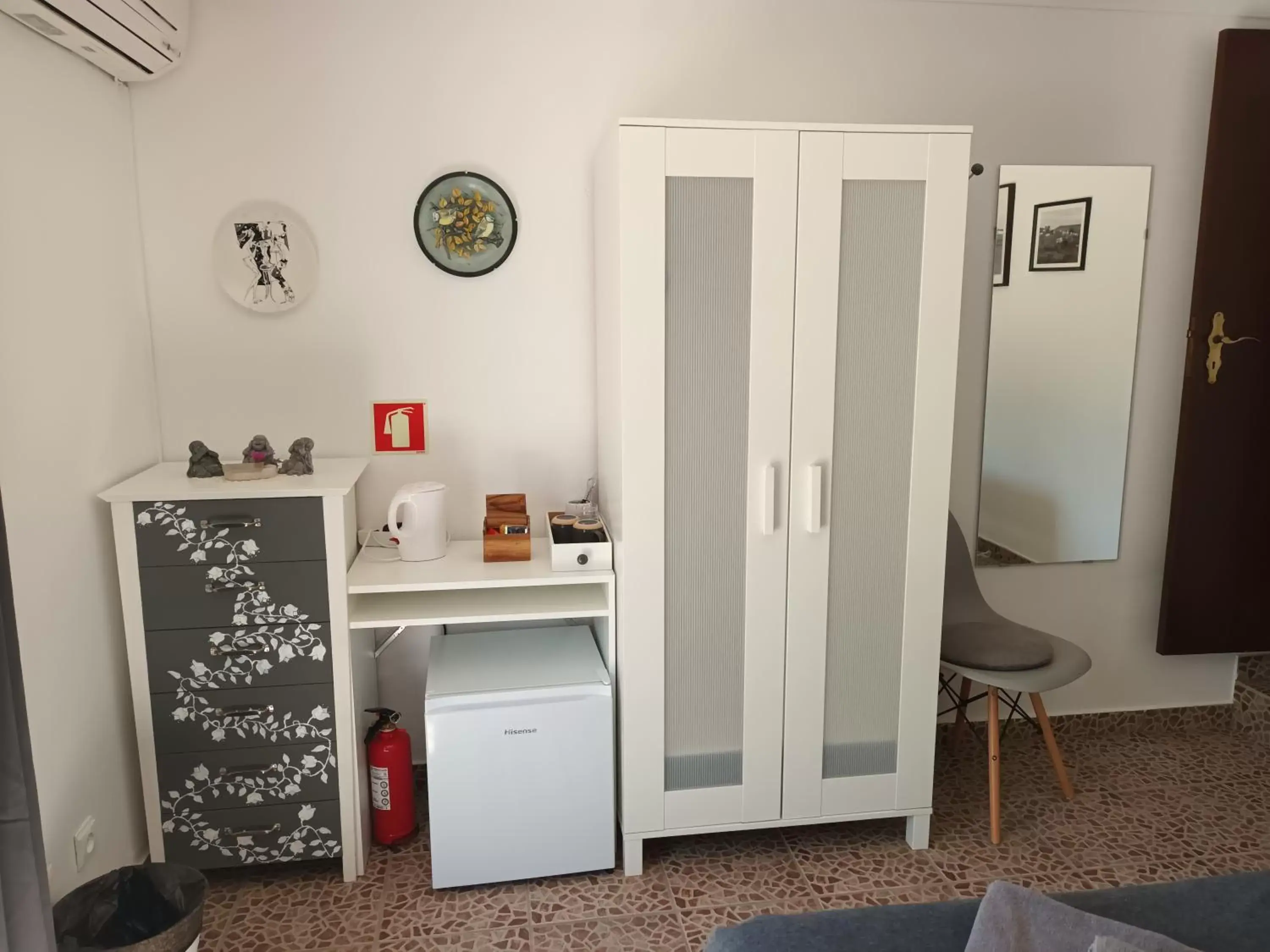 Property building, Kitchen/Kitchenette in B&B Quinta da Romãzeira