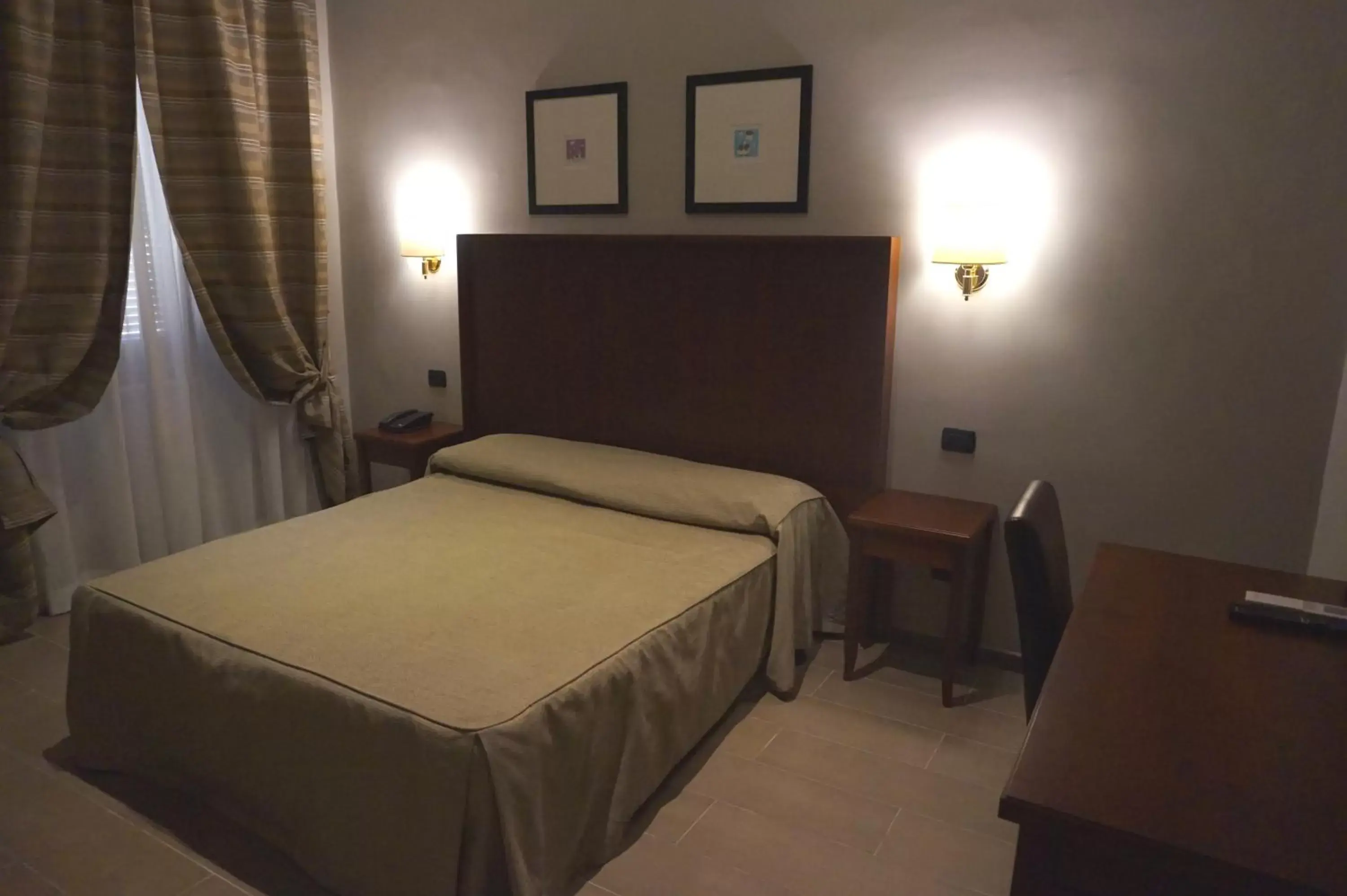 Bedroom, Bed in Hotel Taormina