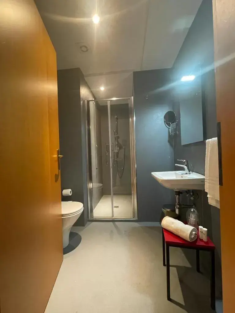 Bathroom in Wave Hotel