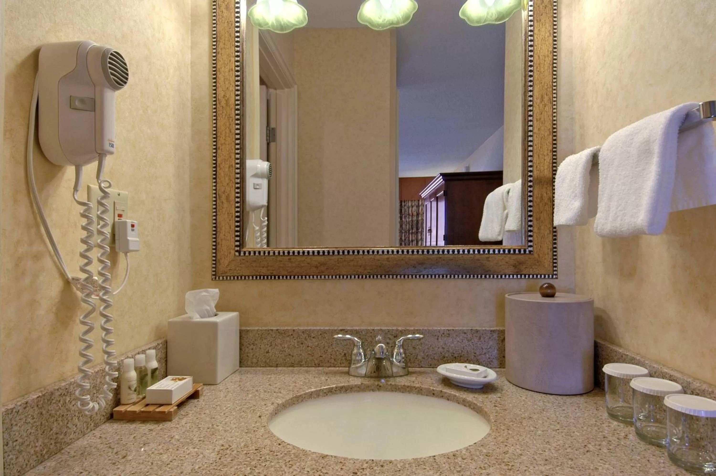 Bathroom in Red Lion Hotel Pendleton