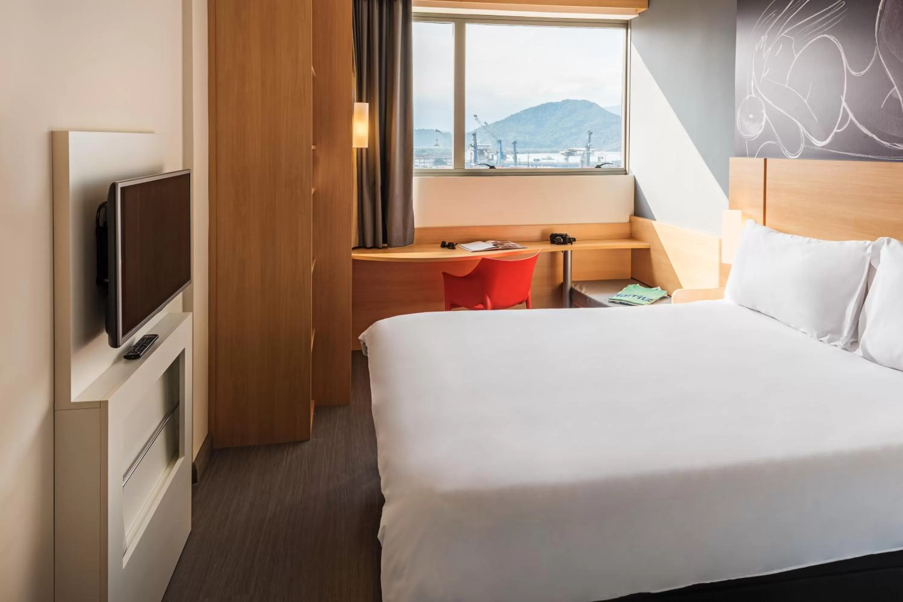 Communal lounge/ TV room, Bed in ibis Santos Valongo