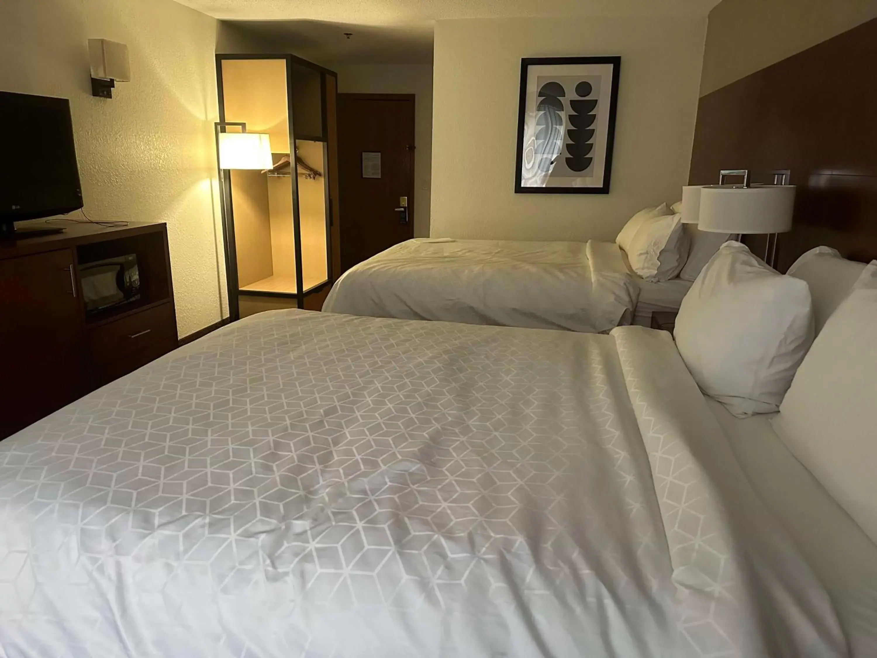 Bedroom, Bed in SureStay Plus by Best Western Fremont I-69