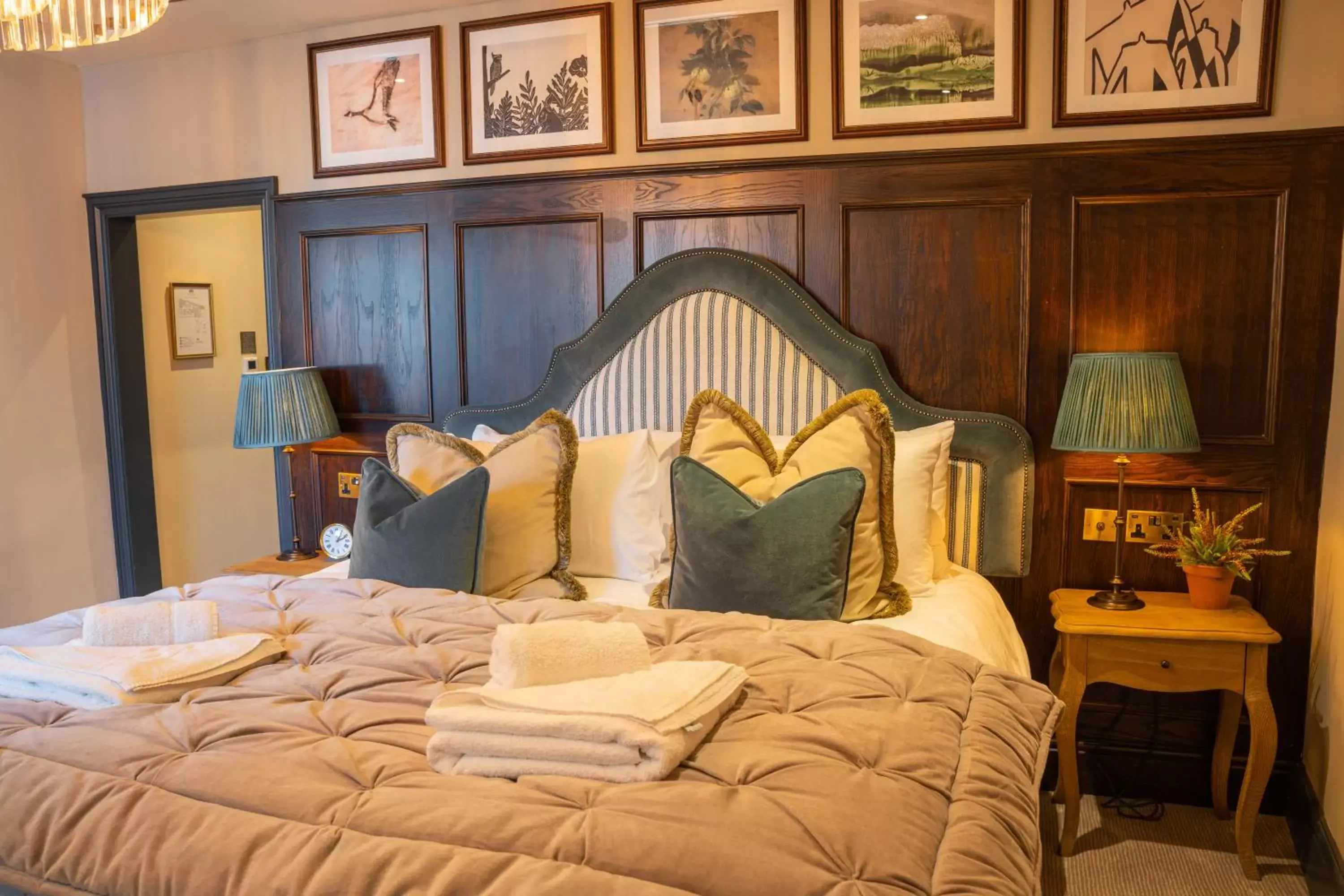 Bedroom, Bed in Salisbury Arms Hotel