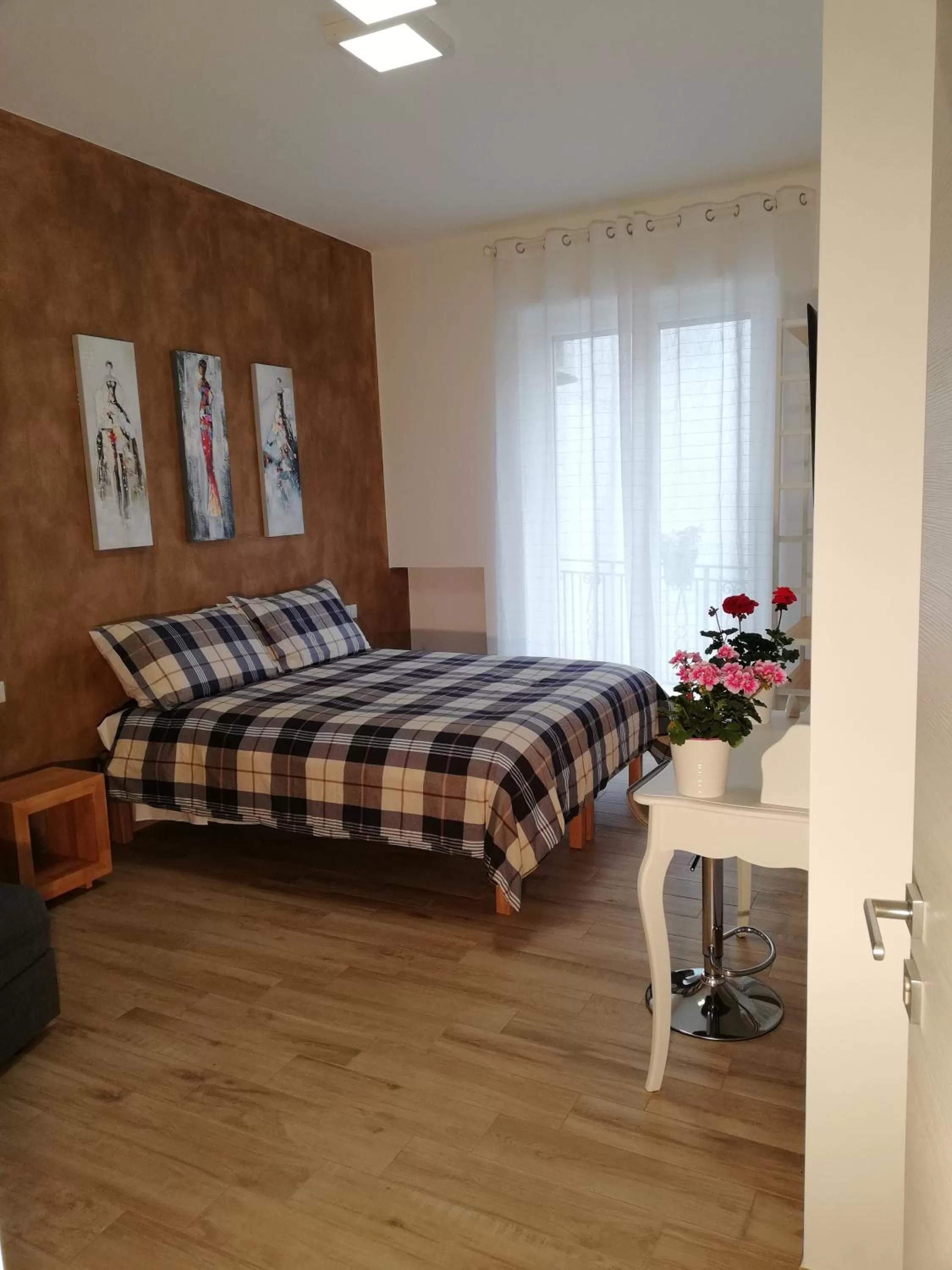 Photo of the whole room, Bed in DAMALU'