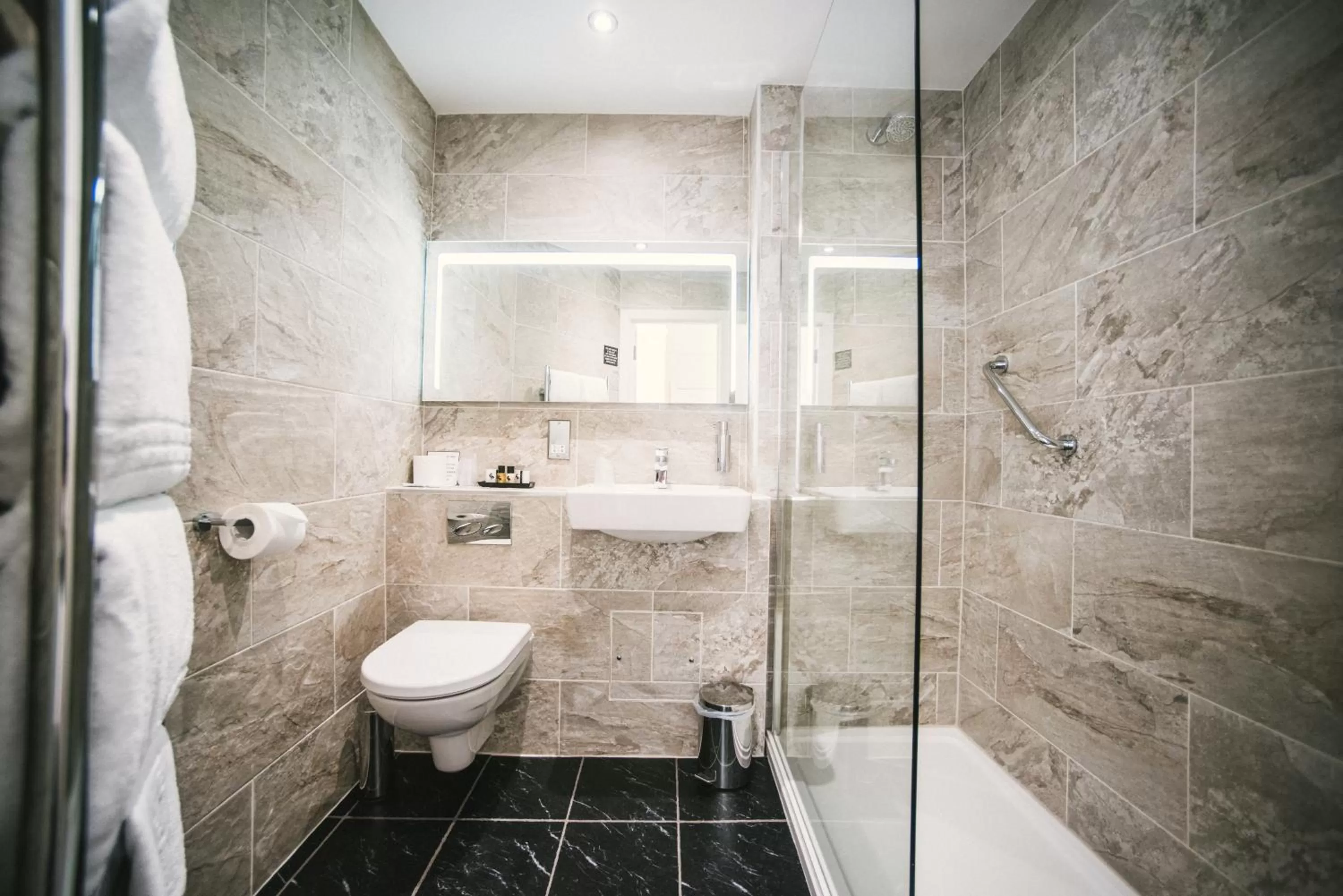 Shower in Bedford Hotel