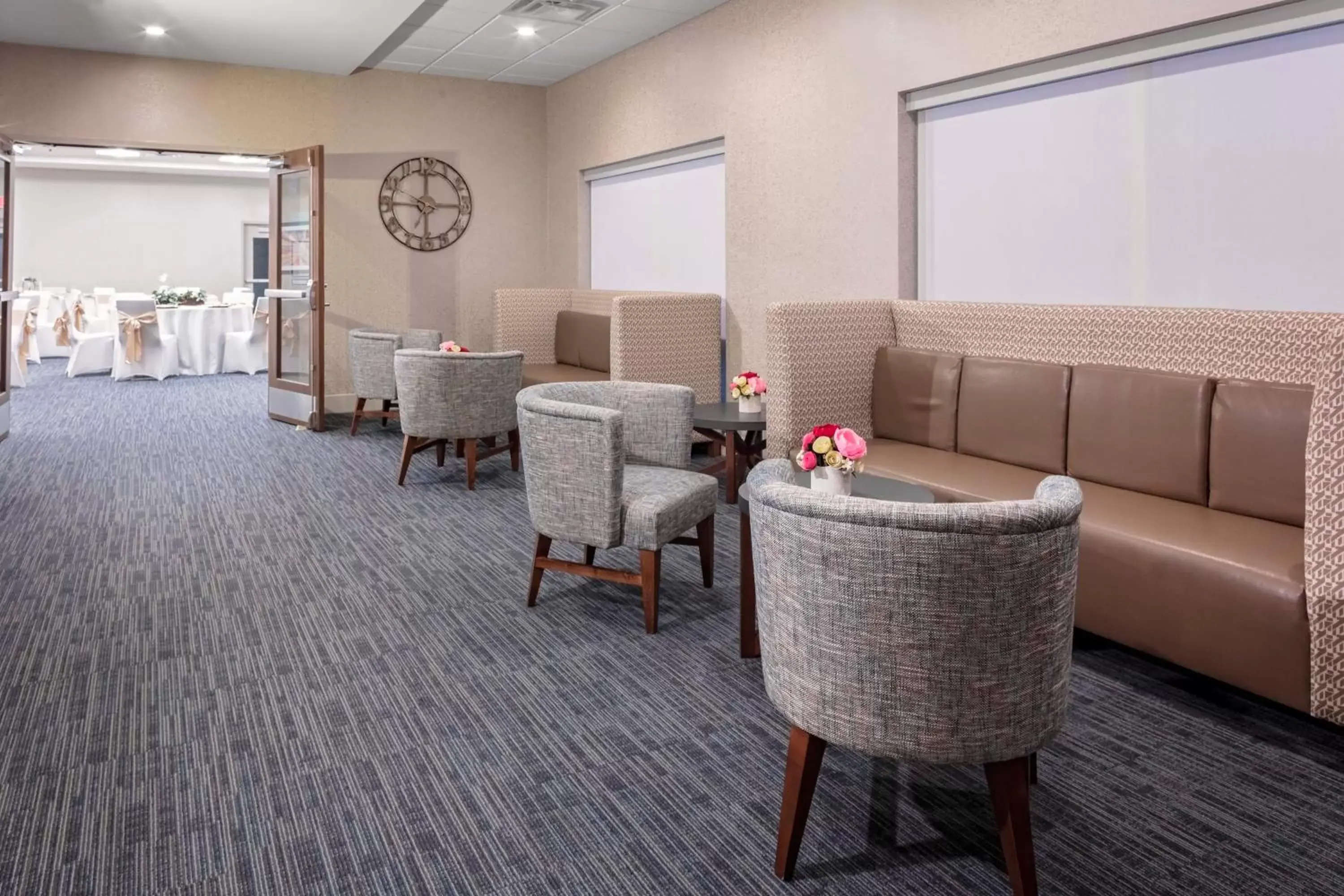 Meeting/conference room, Seating Area in Holiday Inn Express & Suites - Madison, an IHG Hotel