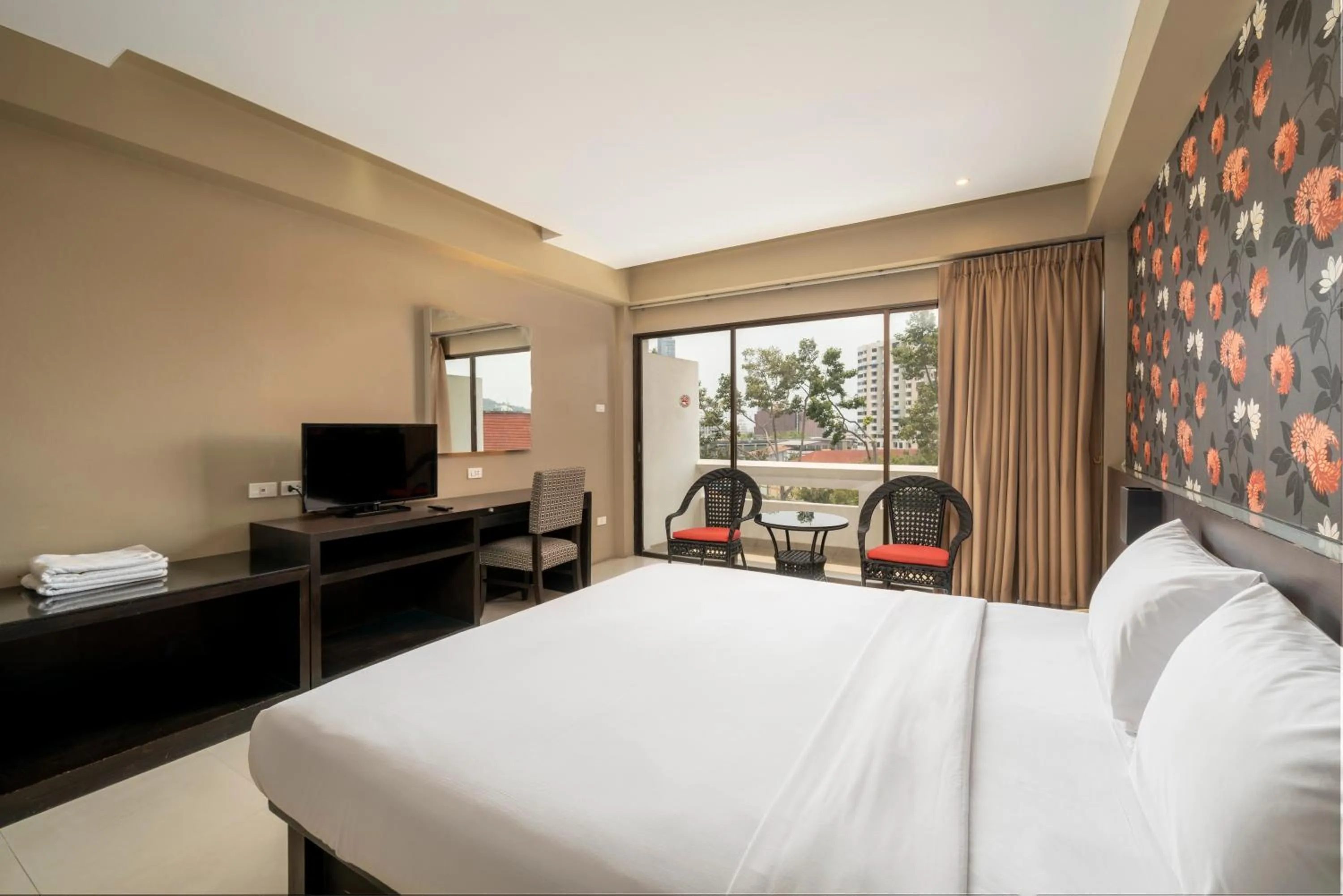 Bedroom, Bed in Welcome Plaza Hotel Pattaya