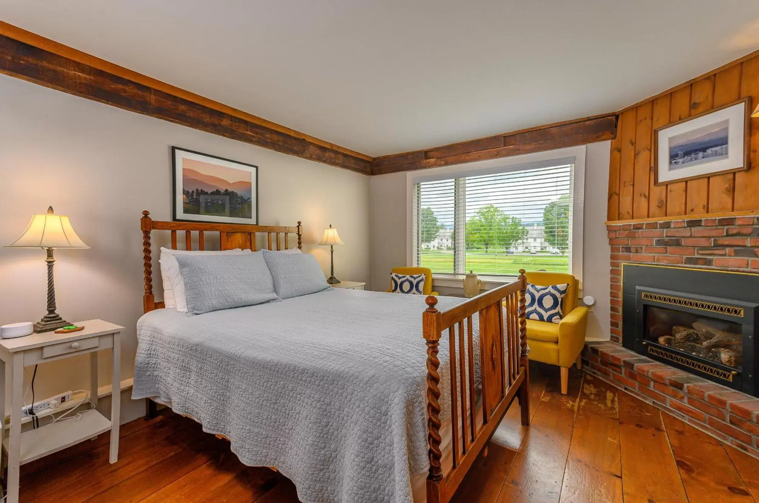 Photo of the whole room, Bed in Brass Lantern Inn