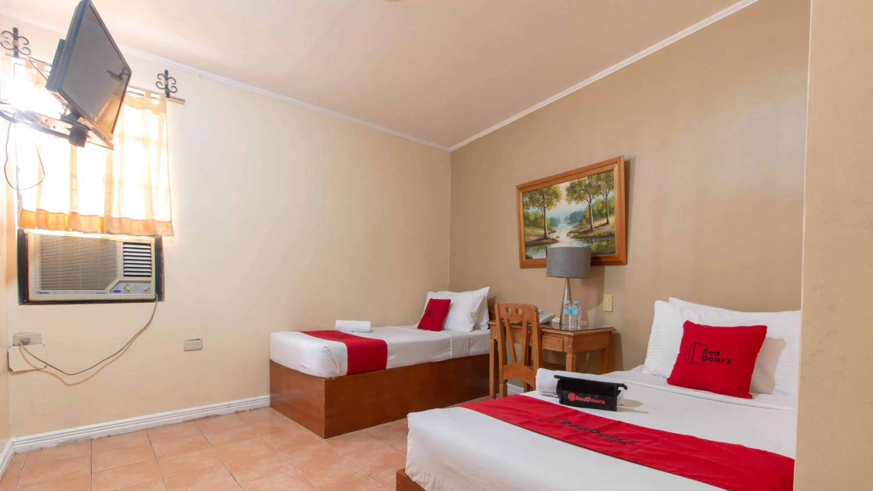 Photo of the whole room, Bed in RedDoorz @ Downtown Tacloban