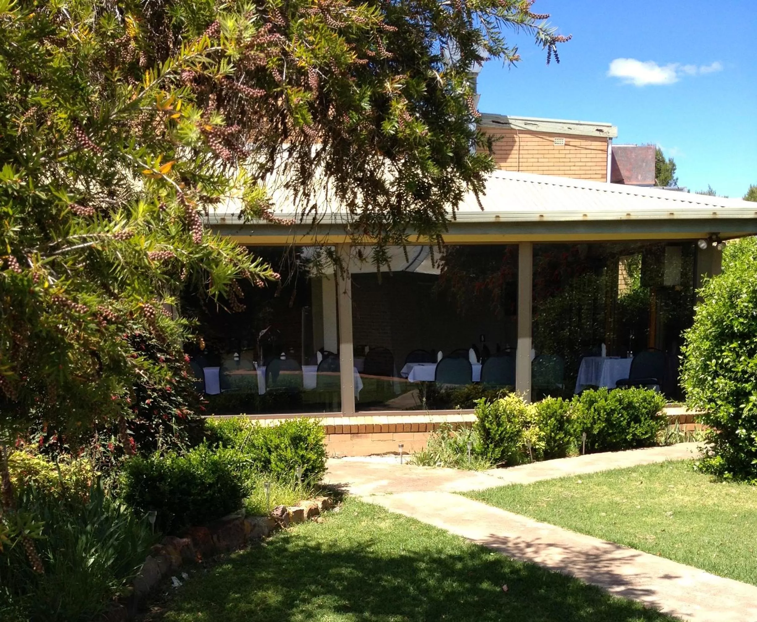 Facade/entrance in Town & Country Motor Inn