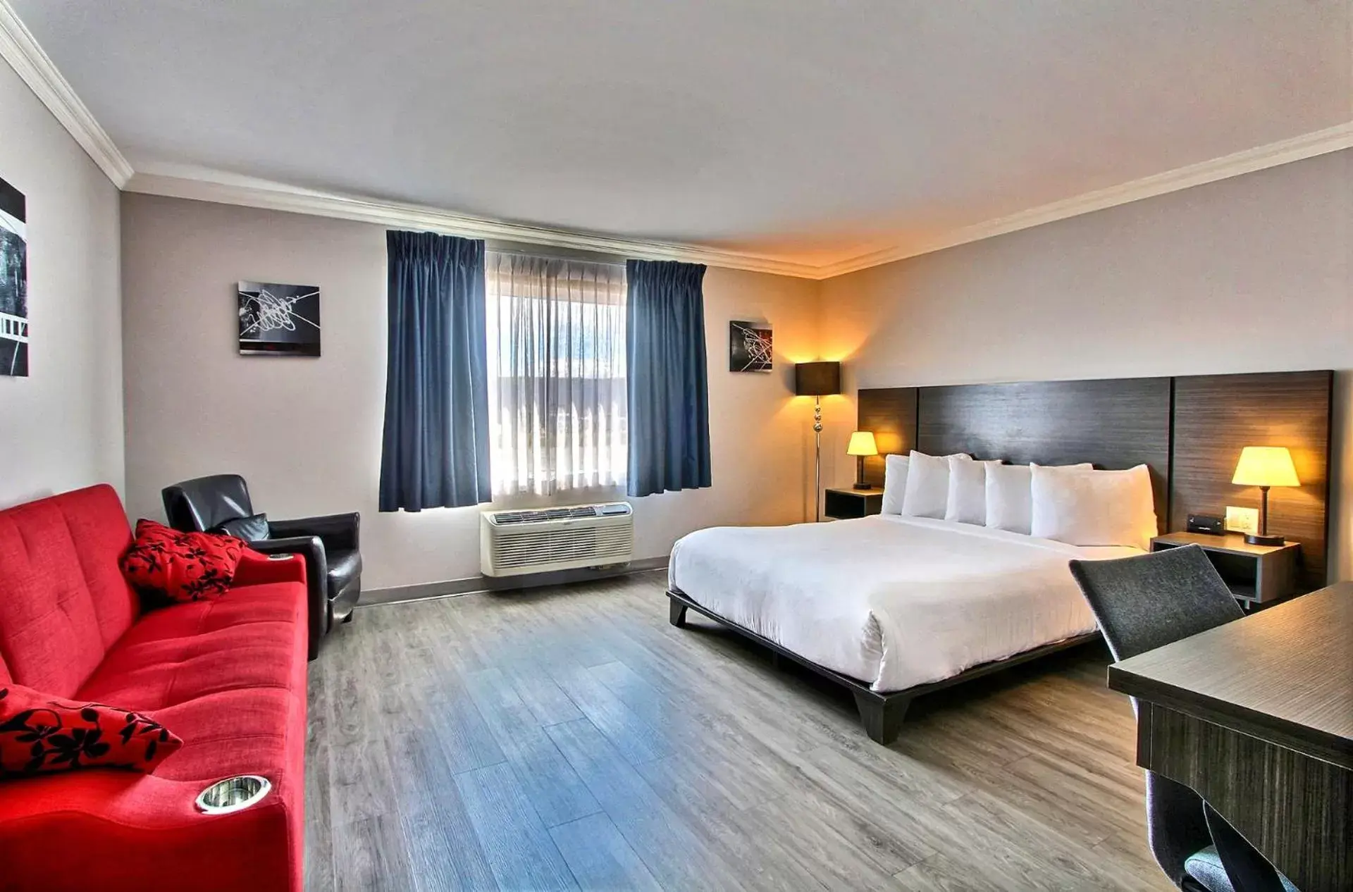 Photo of the whole room, Bed in Hôtel l'Empress Photo of the whole room, Bed in Hôtel l'Empress