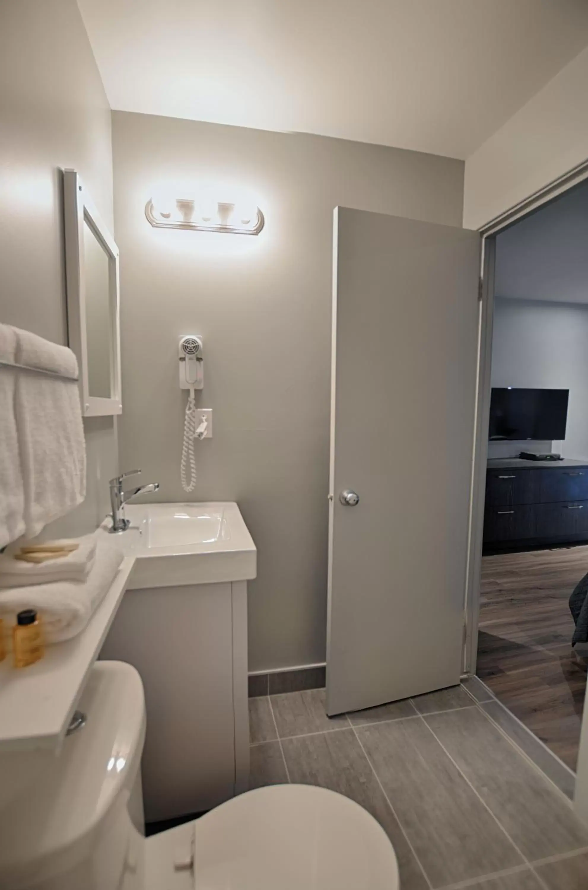 Toilet, Bathroom in Le Fabreville Motel & Suites