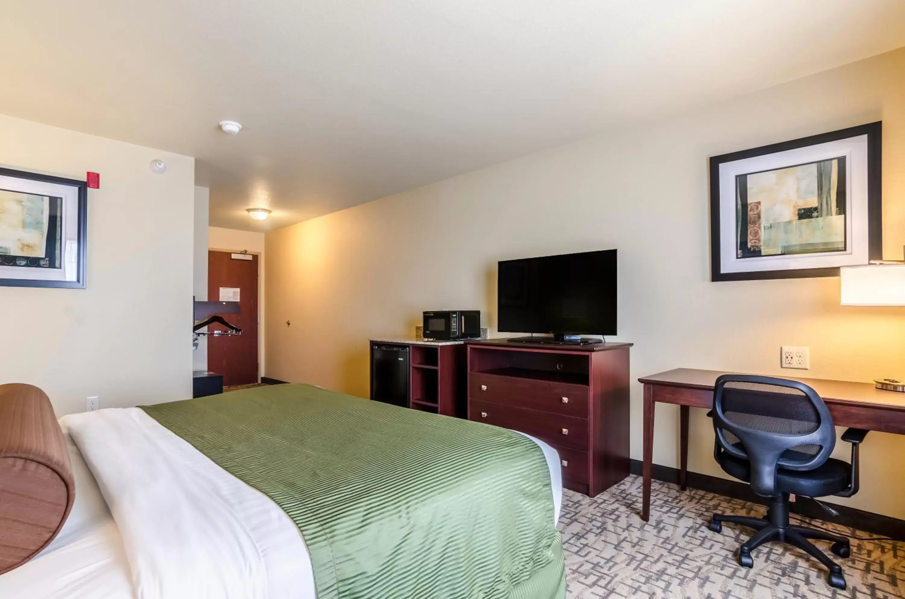 Bed, TV/Entertainment Center in Cobblestone Hotel & Suites - McCook